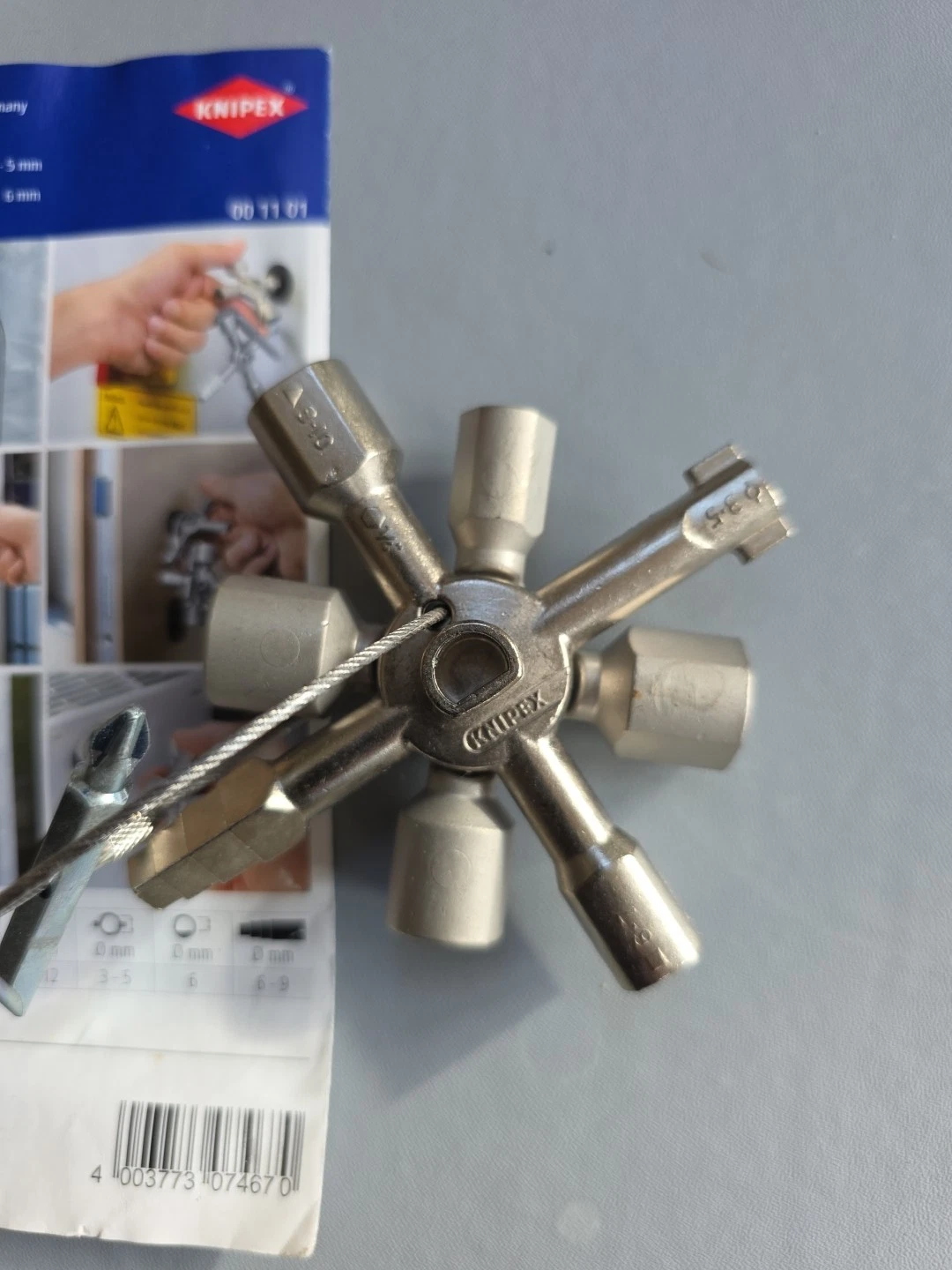 KNIPEX 00 11 01 TwinKey Control Cabinet Key for Standard Cabinets and Shut-off - Image 1