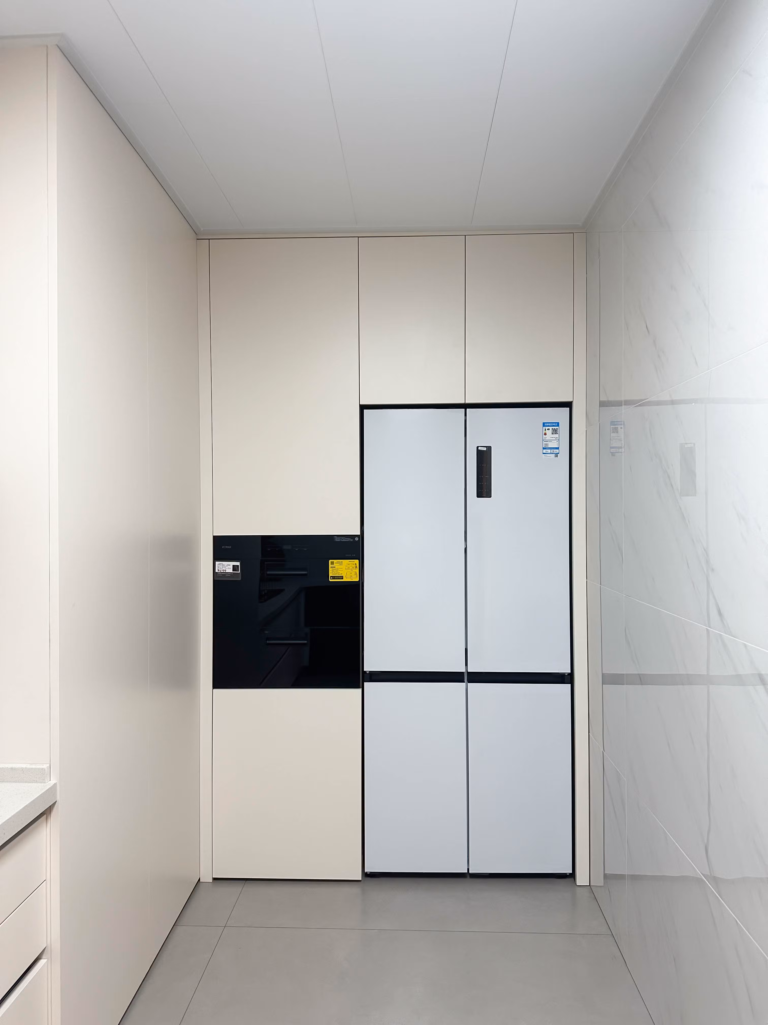 Sleek and Stylish Minimalist Kitchen Cabinets for Dish Storage - Image 3
