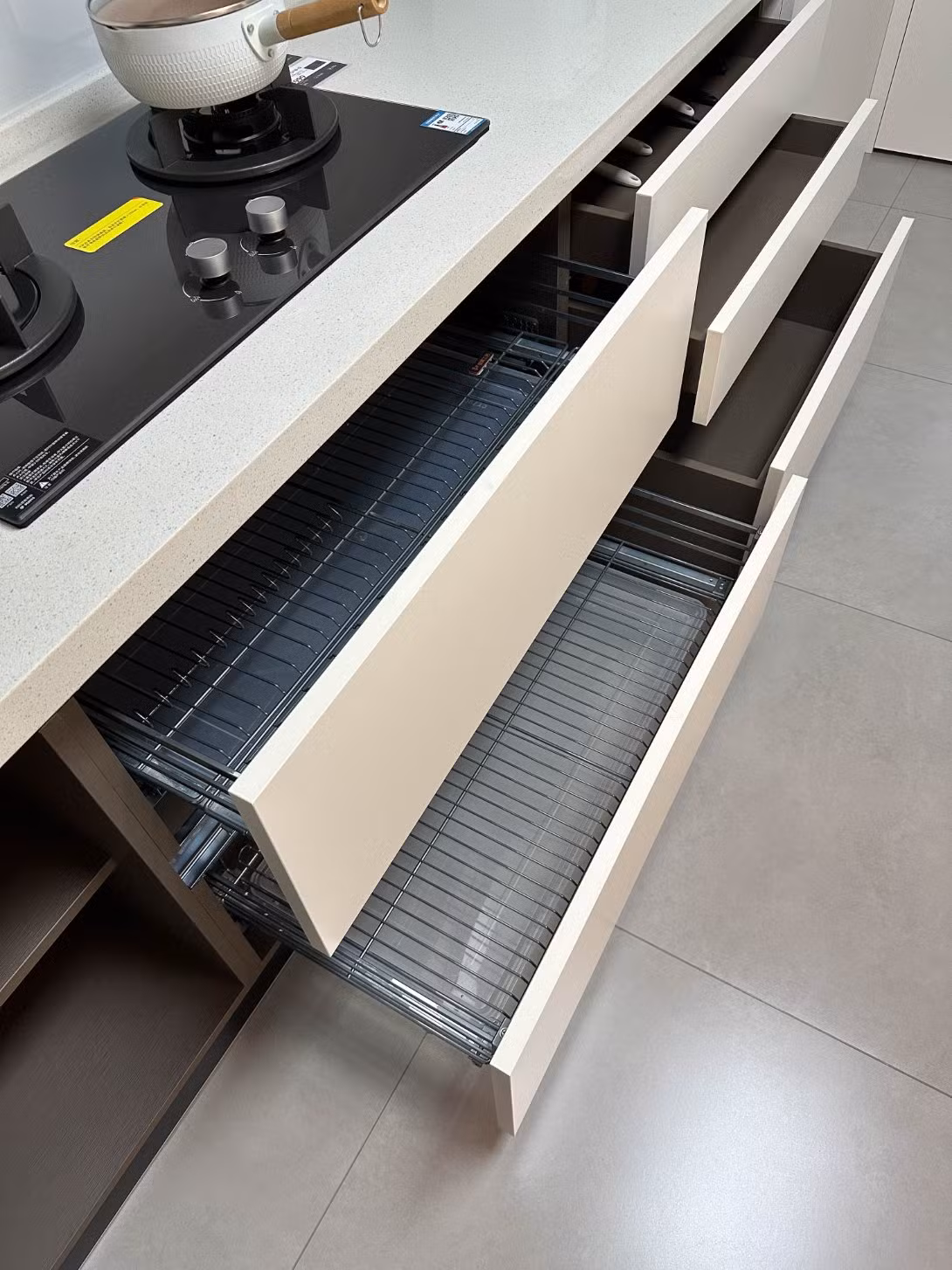 Sleek and Stylish Minimalist Kitchen Cabinets for Dish Storage - Image 6