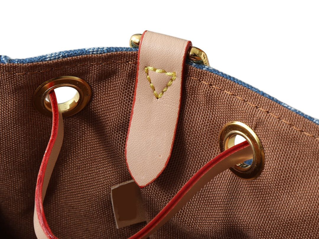 Elegant Collection Side Pocket Accessory Purse Featuring Traditional Style with Key/Lipstick Holders - Image 5