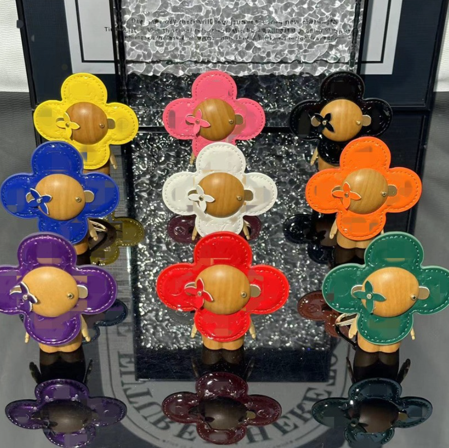 Designer Sunflower Bag Charms Luxury Fashion Brand Pendant Metal Four Leaf Clover Backpack Charm Car Key Ring Retro Accessory Christmas Gift - Image 2