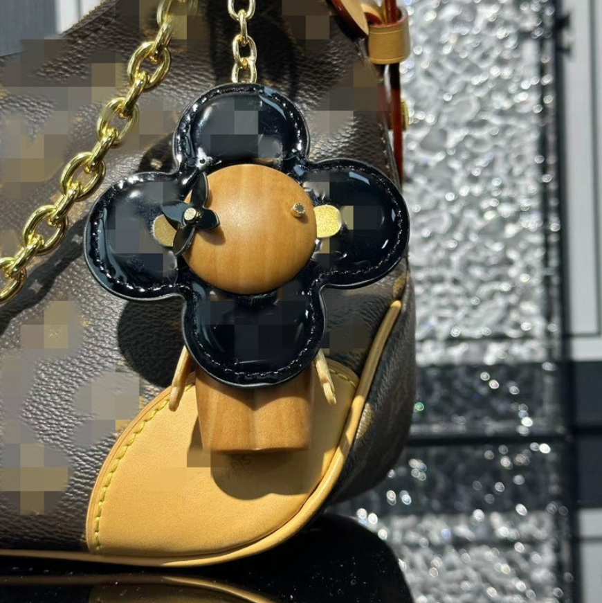 Designer Sunflower Bag Charms Luxury Fashion Brand Pendant Metal Four Leaf Clover Backpack Charm Car Key Ring Retro Accessory Christmas Gift - Image 3
