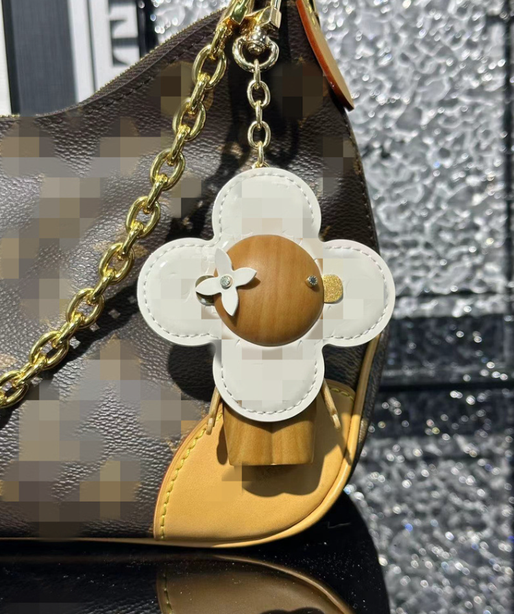Designer Sunflower Bag Charms Luxury Fashion Brand Pendant Metal Four Leaf Clover Backpack Charm Car Key Ring Retro Accessory Christmas Gift - Image 4