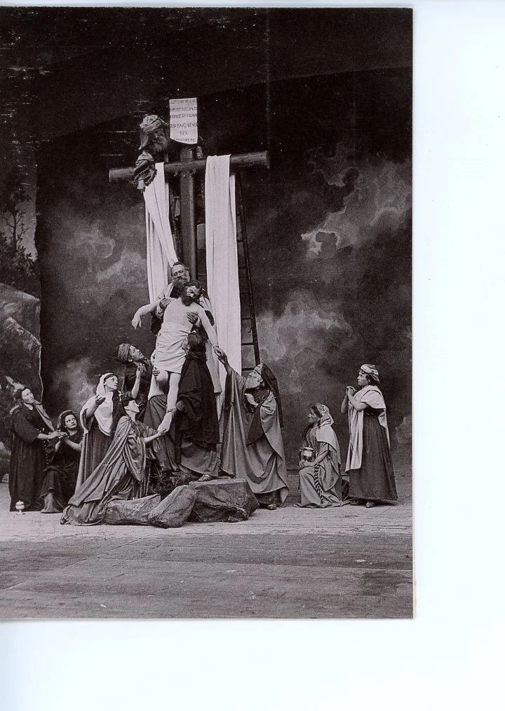 Scène de genre religieuse, descente de croix  Vintage Print  Tirage argentiq - Image 1