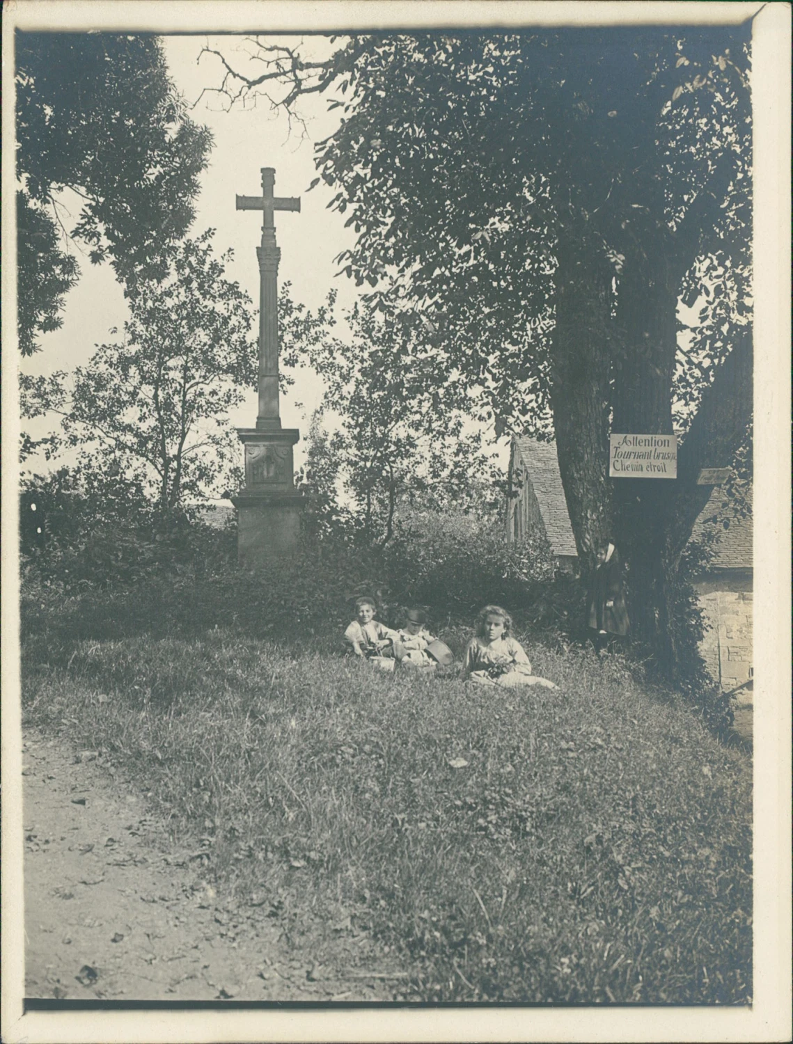 France, Croix à identifier  Vintage silver print. Tirage argentique d'épo - Image 1