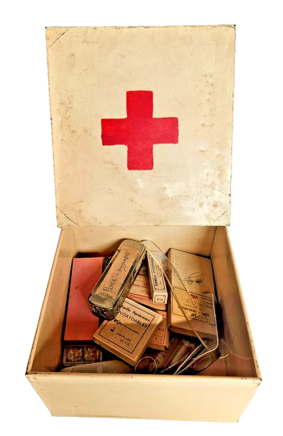 CABINET DE CURIOSITE BOITE EN TOLE CROIX ROUGE AVEC INSTRUMENTS DE CHIRURGIE - Image 1