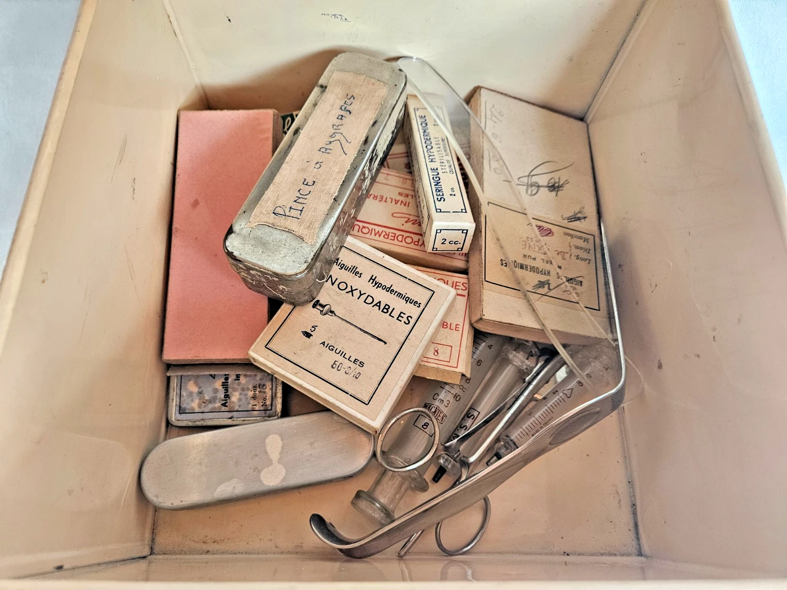 CABINET DE CURIOSITE BOITE EN TOLE CROIX ROUGE AVEC INSTRUMENTS DE CHIRURGIE - Image 2