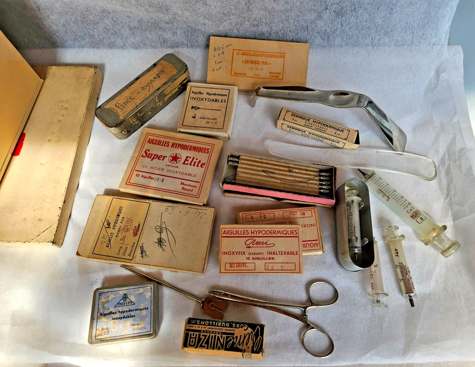 CABINET DE CURIOSITE BOITE EN TOLE CROIX ROUGE AVEC INSTRUMENTS DE CHIRURGIE - Image 3