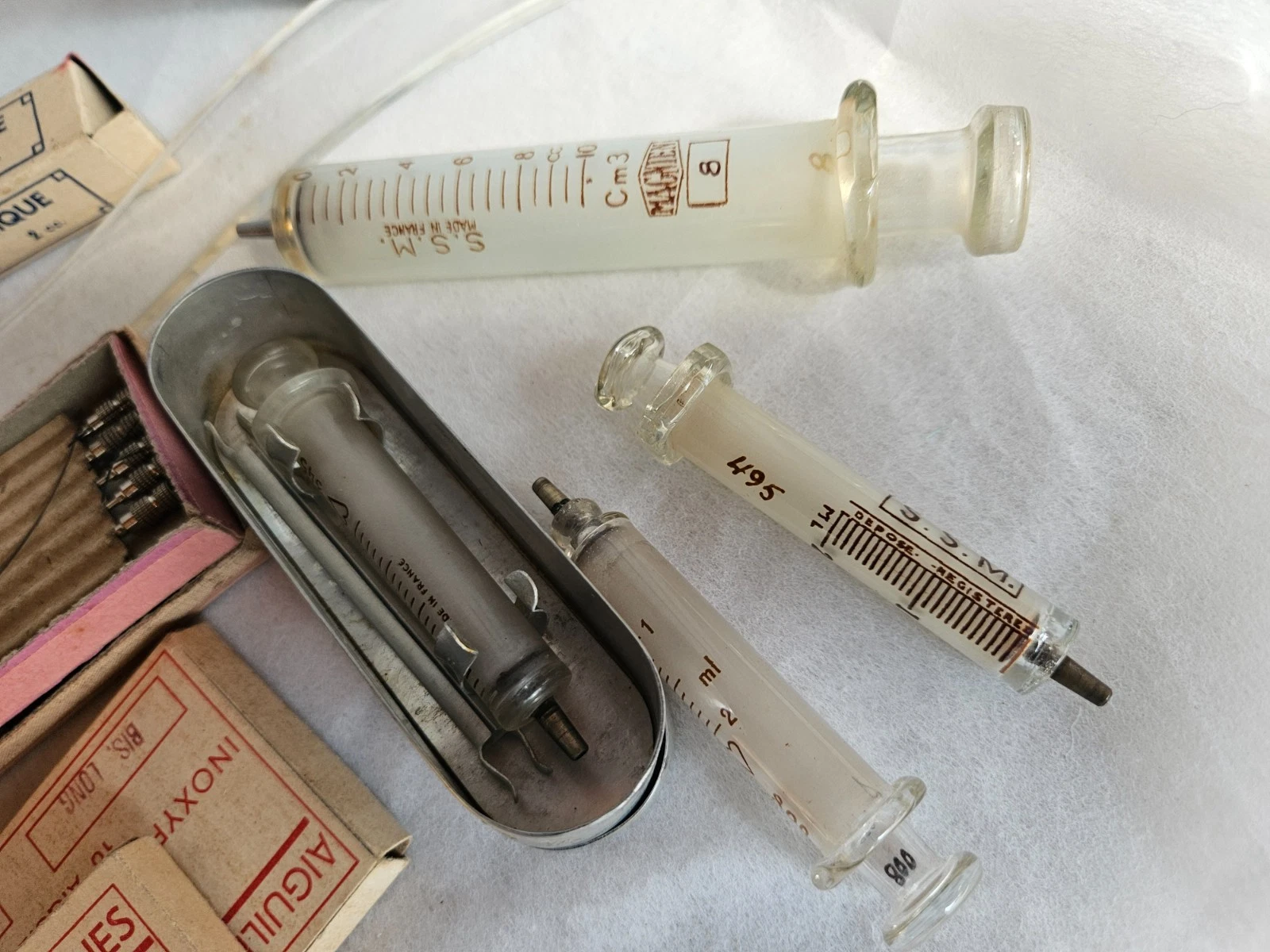 CABINET DE CURIOSITE BOITE EN TOLE CROIX ROUGE AVEC INSTRUMENTS DE CHIRURGIE - Image 4