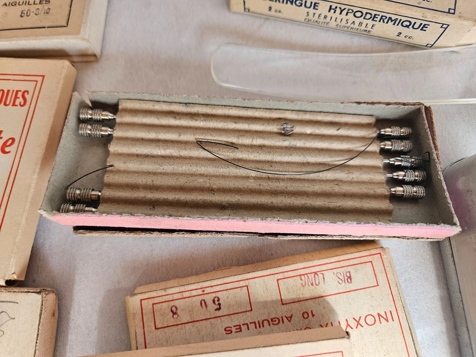 CABINET DE CURIOSITE BOITE EN TOLE CROIX ROUGE AVEC INSTRUMENTS DE CHIRURGIE - Image 5