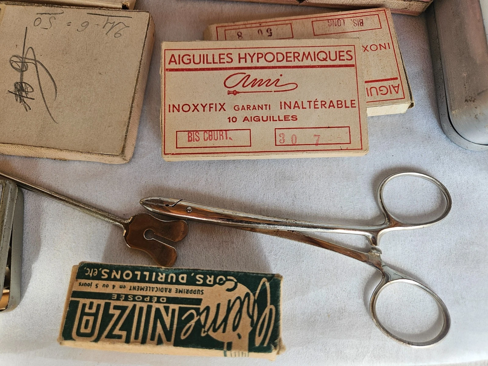 CABINET DE CURIOSITE BOITE EN TOLE CROIX ROUGE AVEC INSTRUMENTS DE CHIRURGIE - Image 6