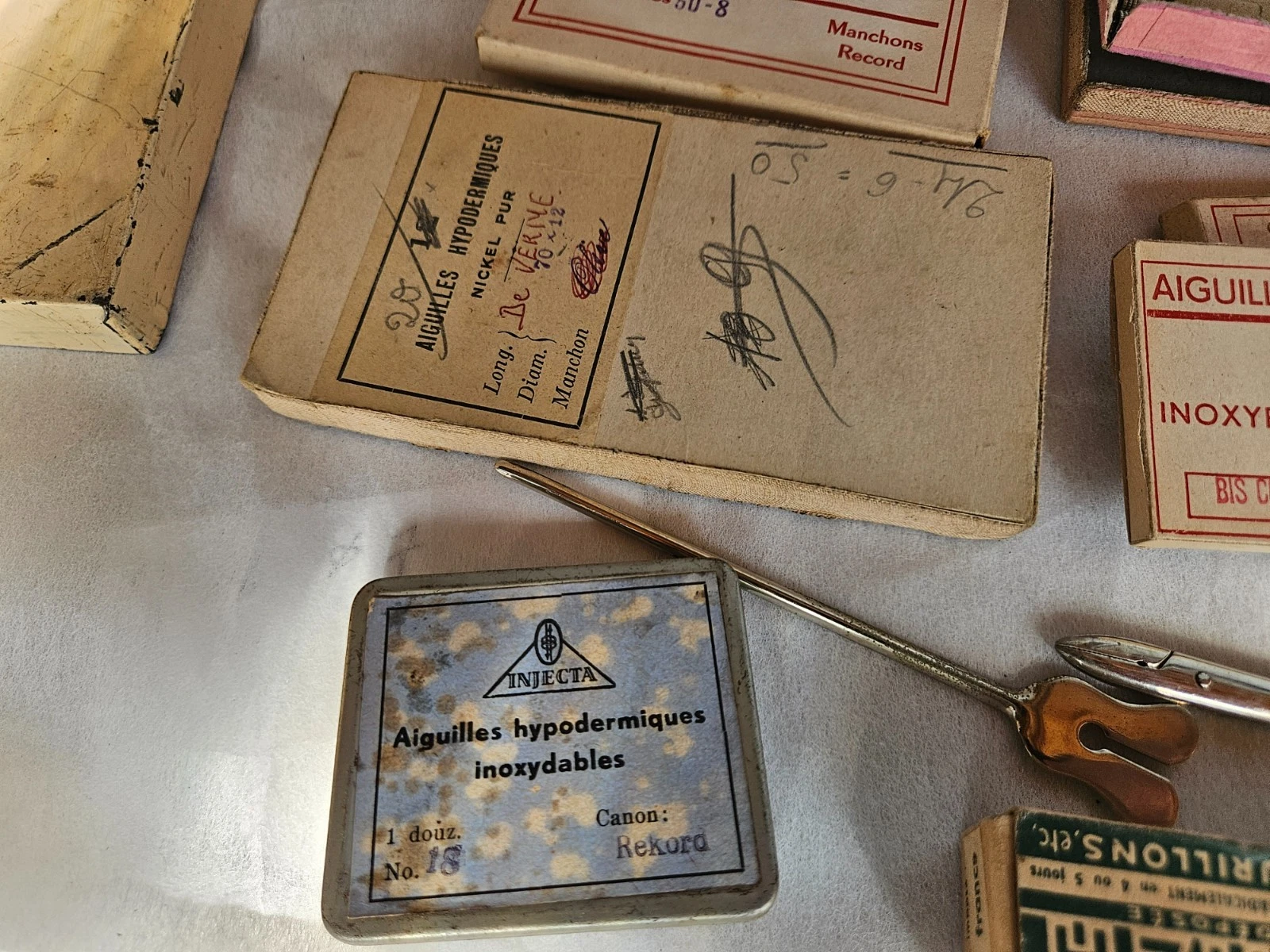 CABINET DE CURIOSITE BOITE EN TOLE CROIX ROUGE AVEC INSTRUMENTS DE CHIRURGIE - Image 7