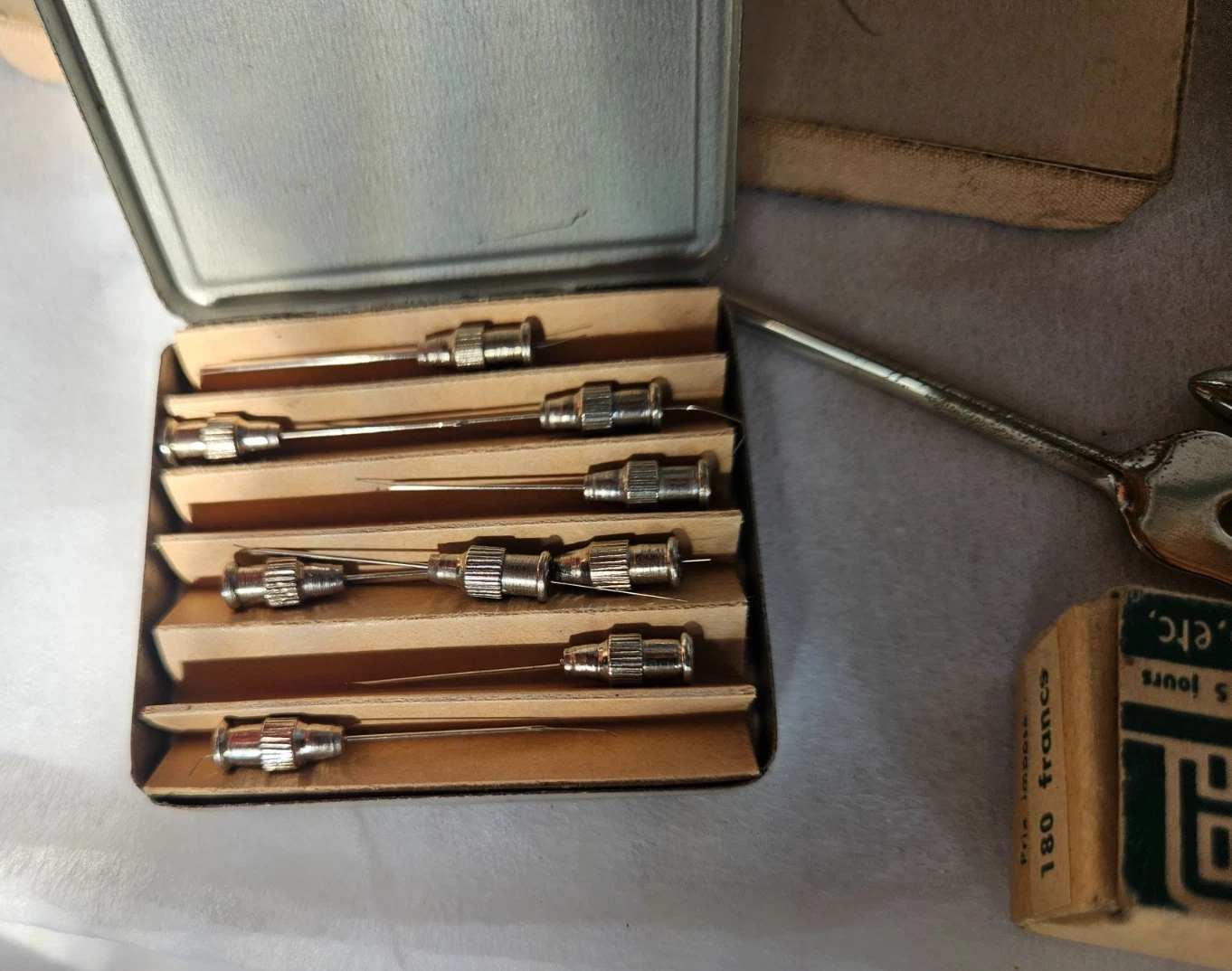 CABINET DE CURIOSITE BOITE EN TOLE CROIX ROUGE AVEC INSTRUMENTS DE CHIRURGIE - Image 8