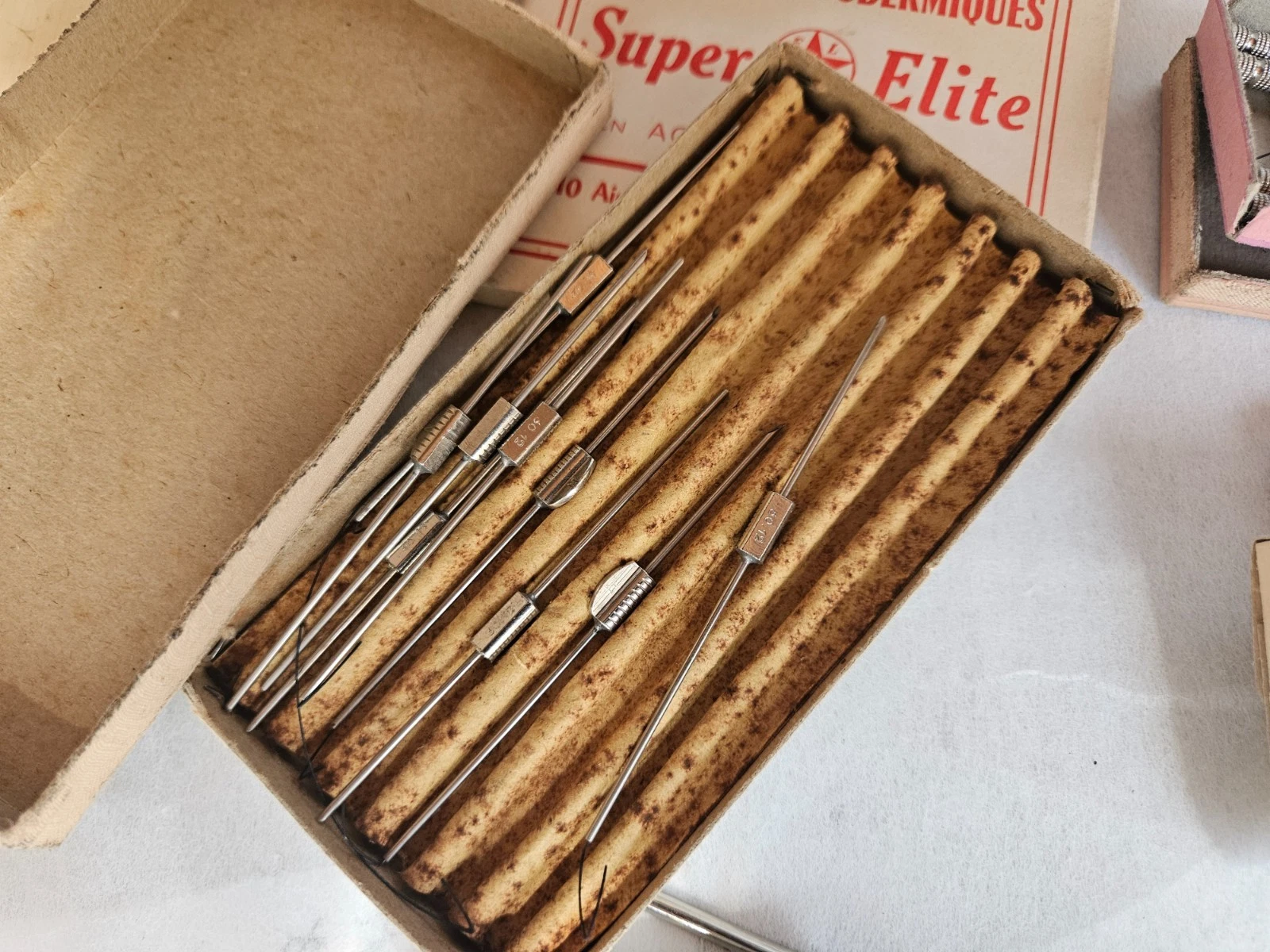CABINET DE CURIOSITE BOITE EN TOLE CROIX ROUGE AVEC INSTRUMENTS DE CHIRURGIE - Image 9