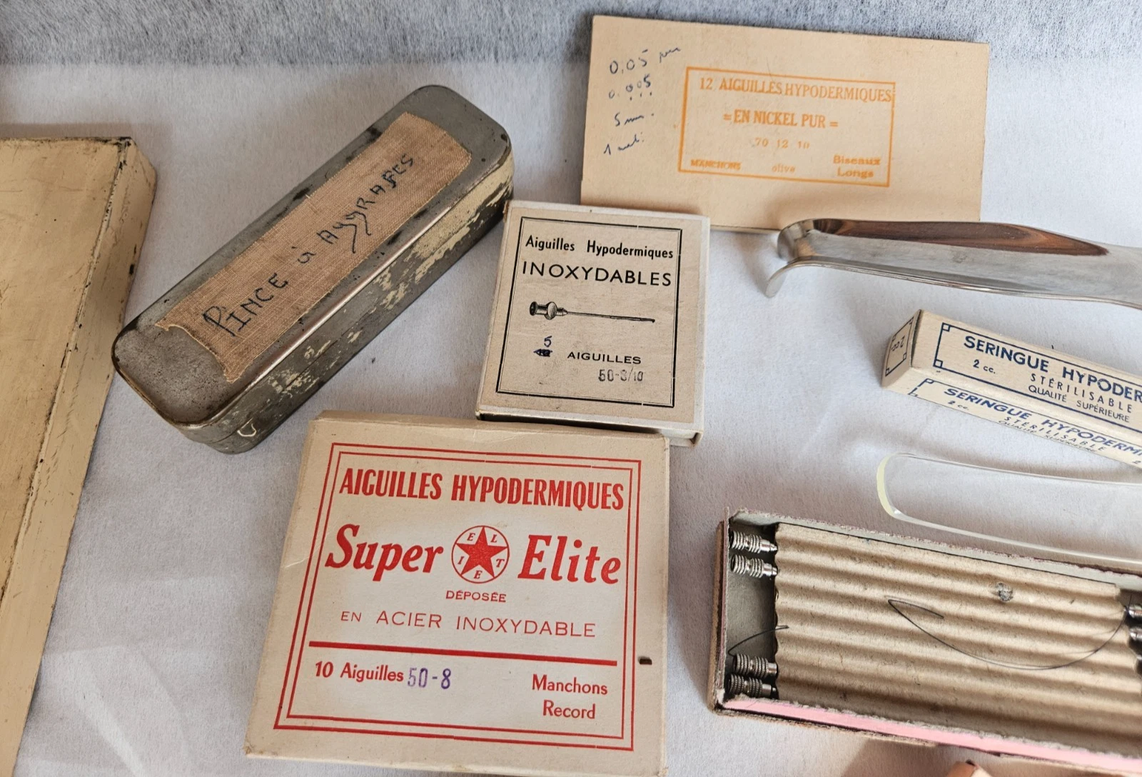 CABINET DE CURIOSITE BOITE EN TOLE CROIX ROUGE AVEC INSTRUMENTS DE CHIRURGIE - Image 10