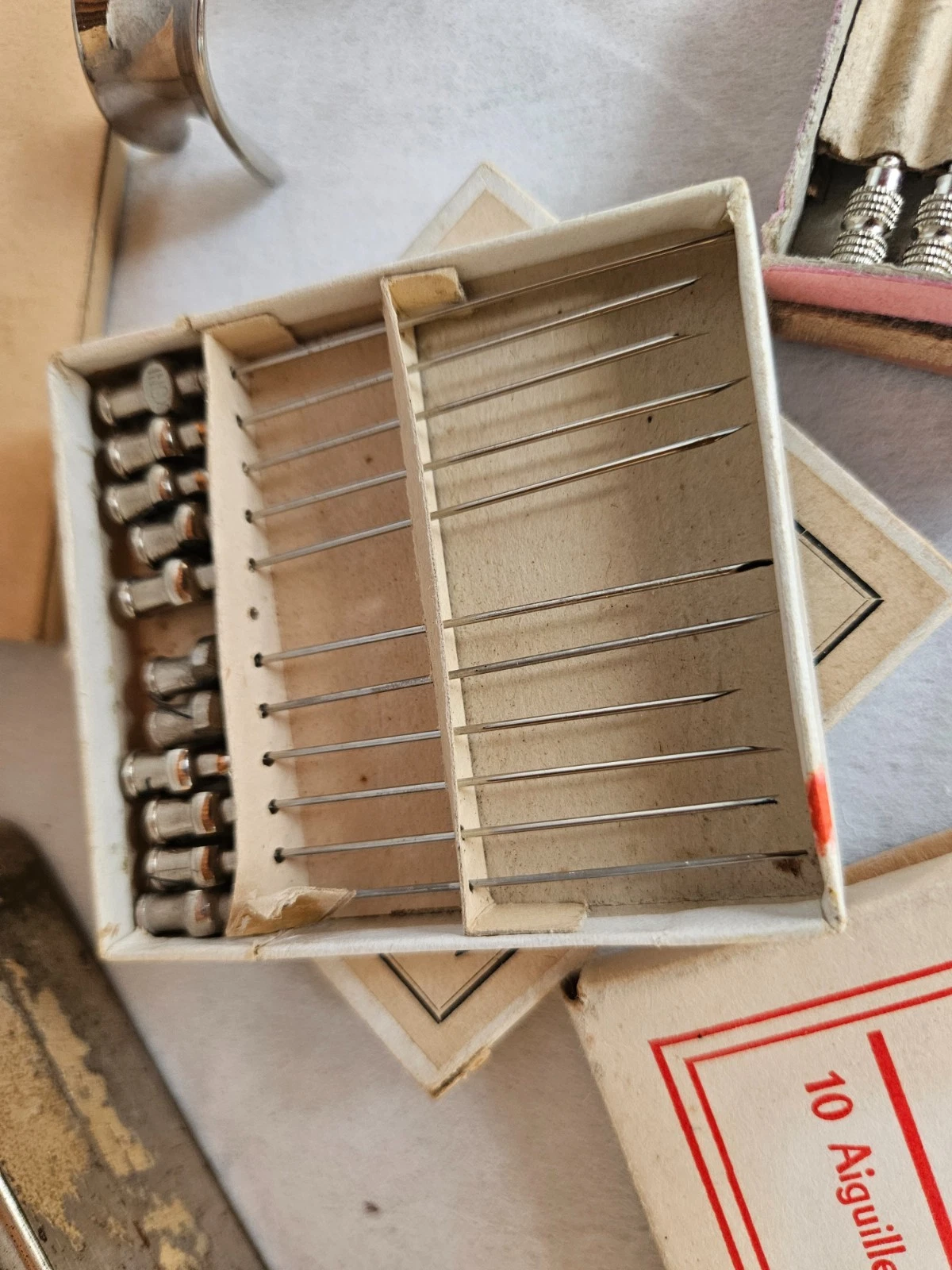 CABINET DE CURIOSITE BOITE EN TOLE CROIX ROUGE AVEC INSTRUMENTS DE CHIRURGIE - Image 11