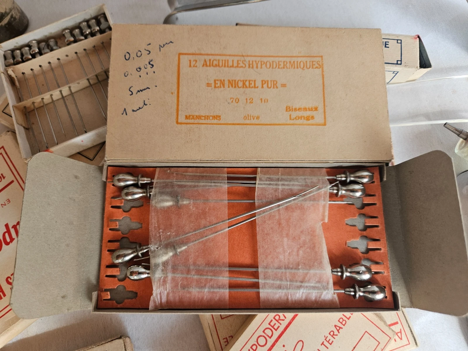 CABINET DE CURIOSITE BOITE EN TOLE CROIX ROUGE AVEC INSTRUMENTS DE CHIRURGIE - Image 12