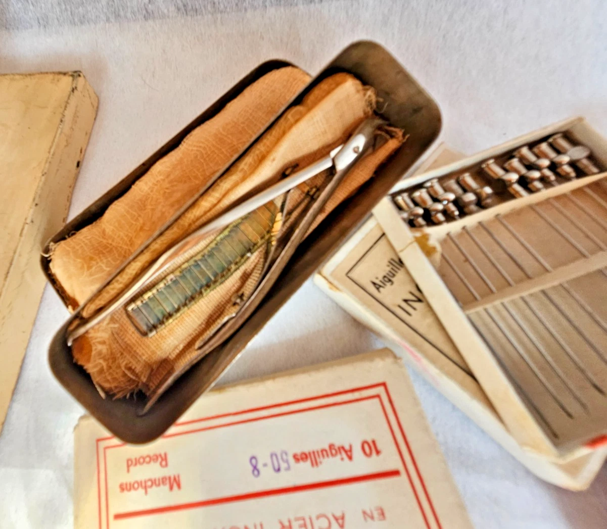 CABINET DE CURIOSITE BOITE EN TOLE CROIX ROUGE AVEC INSTRUMENTS DE CHIRURGIE - Image 13