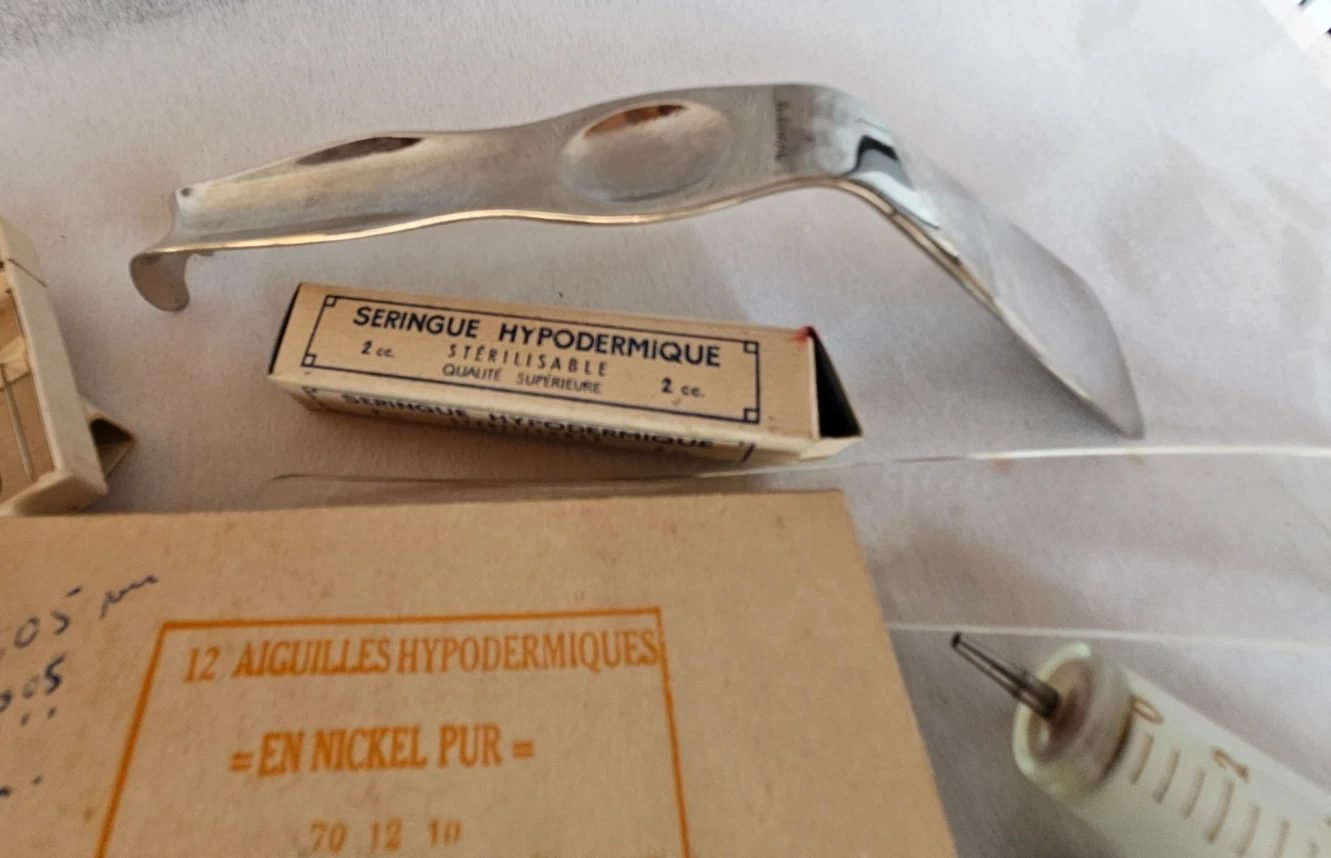 CABINET DE CURIOSITE BOITE EN TOLE CROIX ROUGE AVEC INSTRUMENTS DE CHIRURGIE - Image 14