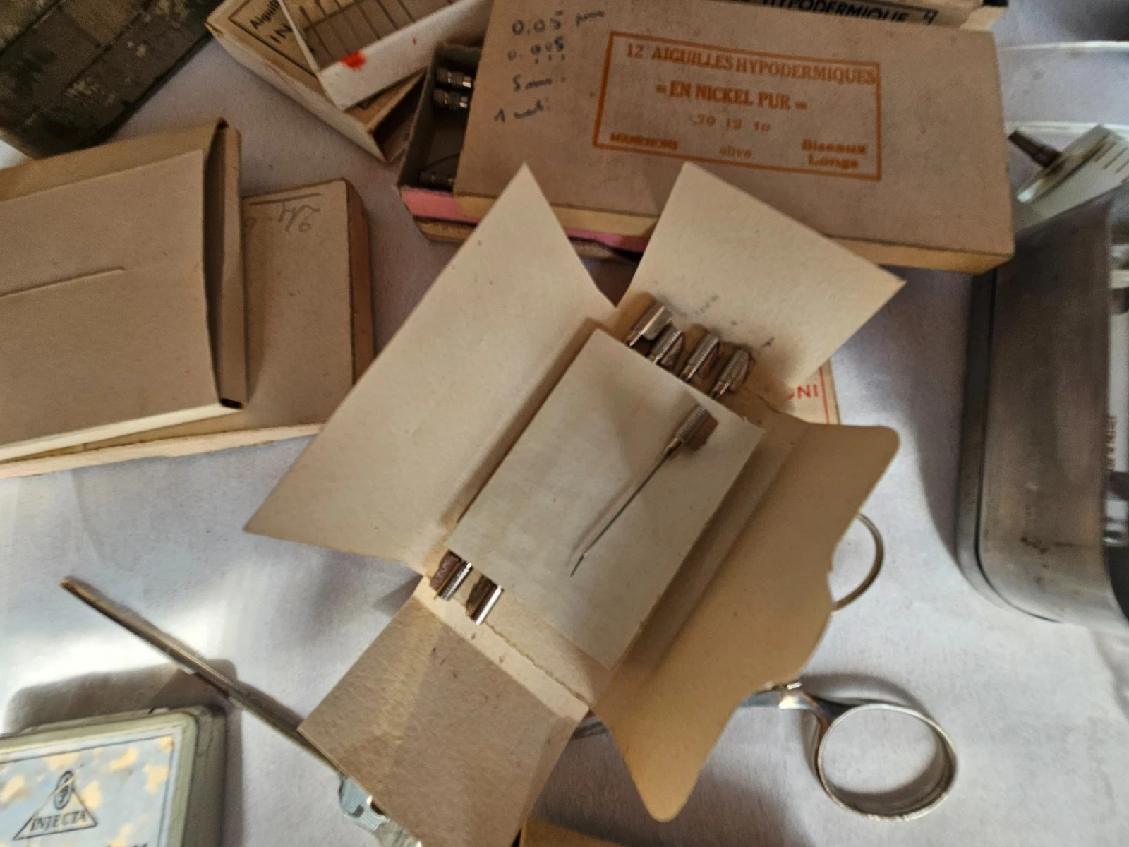 CABINET DE CURIOSITE BOITE EN TOLE CROIX ROUGE AVEC INSTRUMENTS DE CHIRURGIE - Image 15