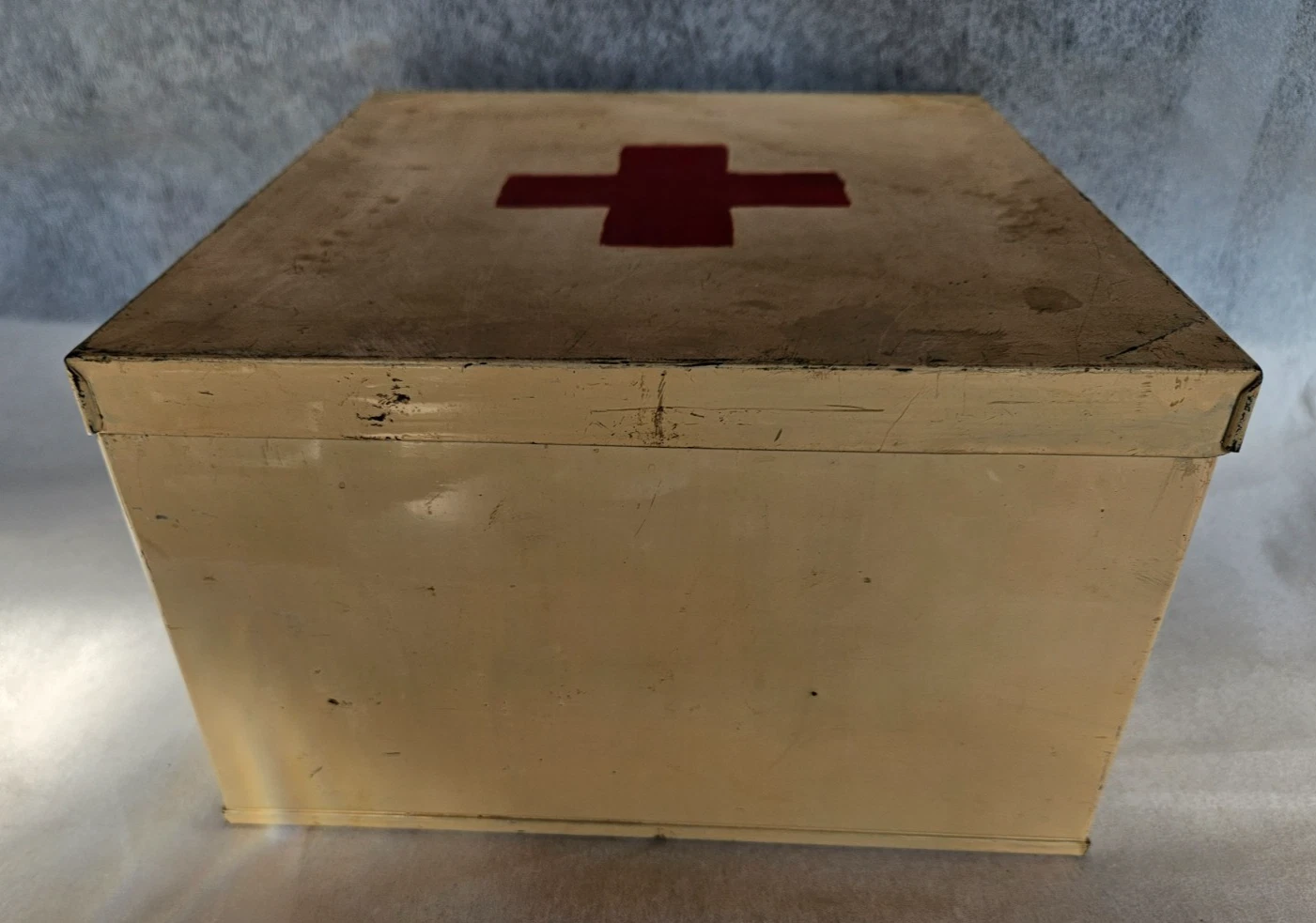 CABINET DE CURIOSITE BOITE EN TOLE CROIX ROUGE AVEC INSTRUMENTS DE CHIRURGIE - Image 16