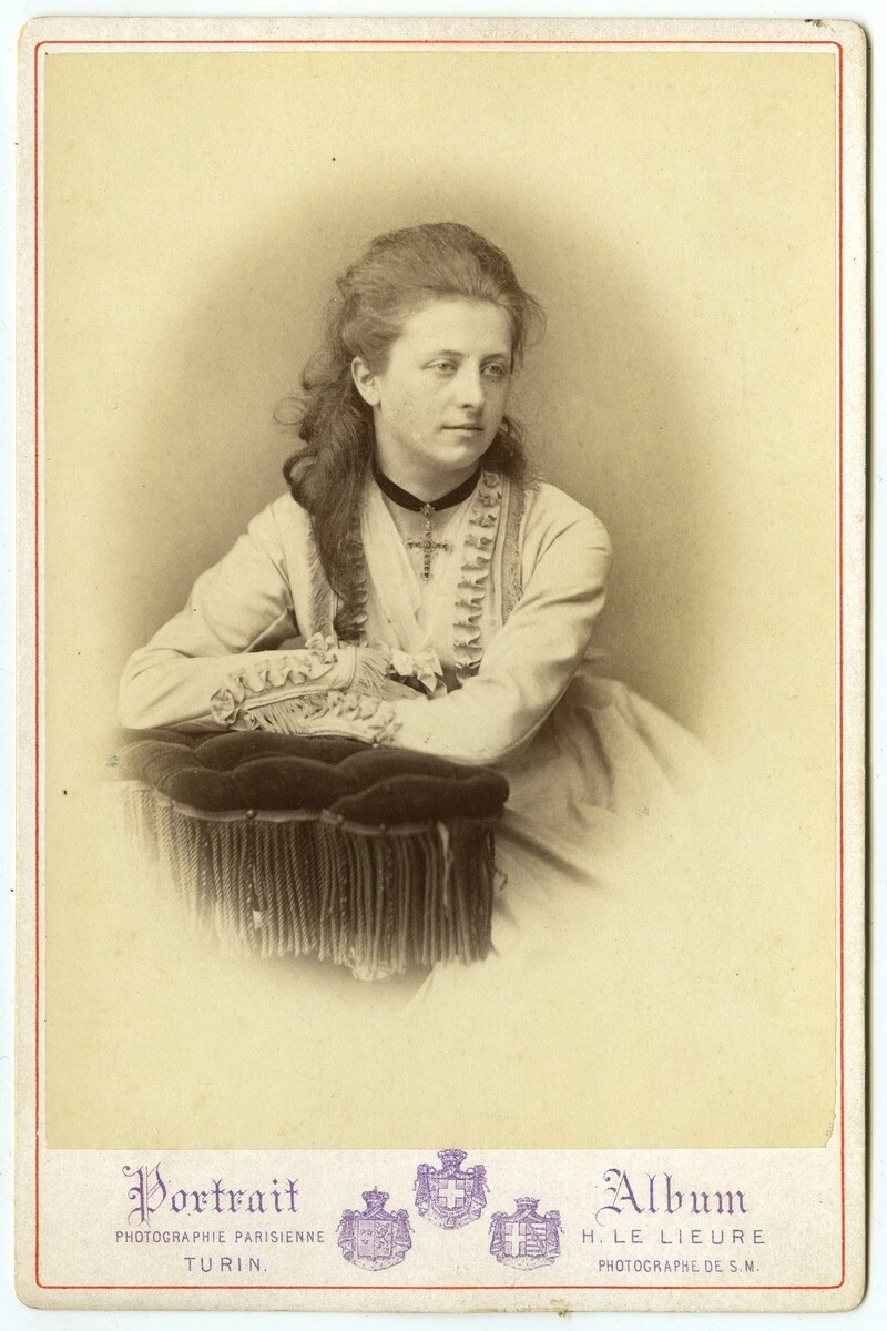 Cabinet 1870-80 Le Lieure, Torino. Jeune femme de la noblesse. Bijou. Croix. - Image 1
