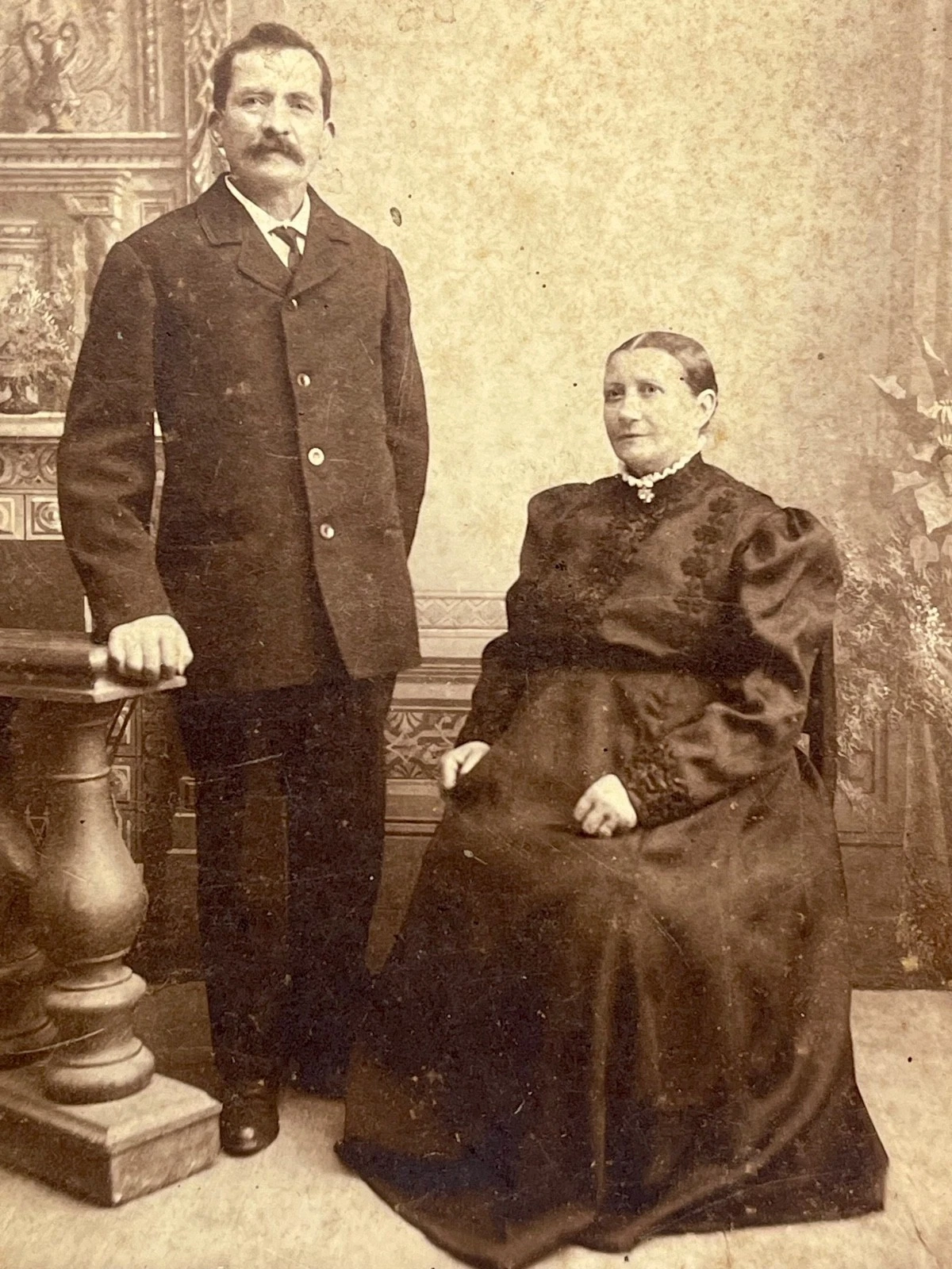 Photo ancienne carte cabinet années 1890 Ste Croix couple victorien femme debout homme - Image 2