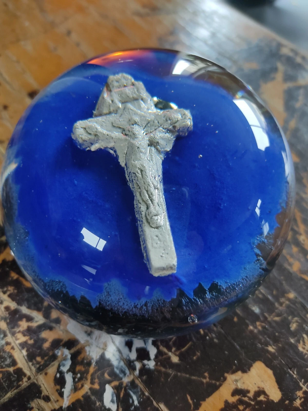 Ancien sulfure presse papier verre Cabinet Curiosité Crucifix Croix Curiosa Art - Image 1