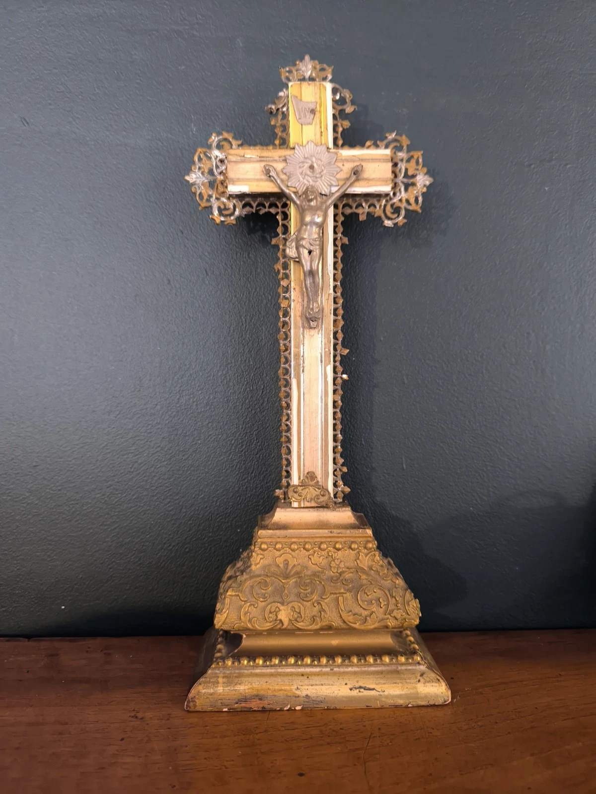 Ancien Crucifix d'Autel Bois doré et Étain - Image 1