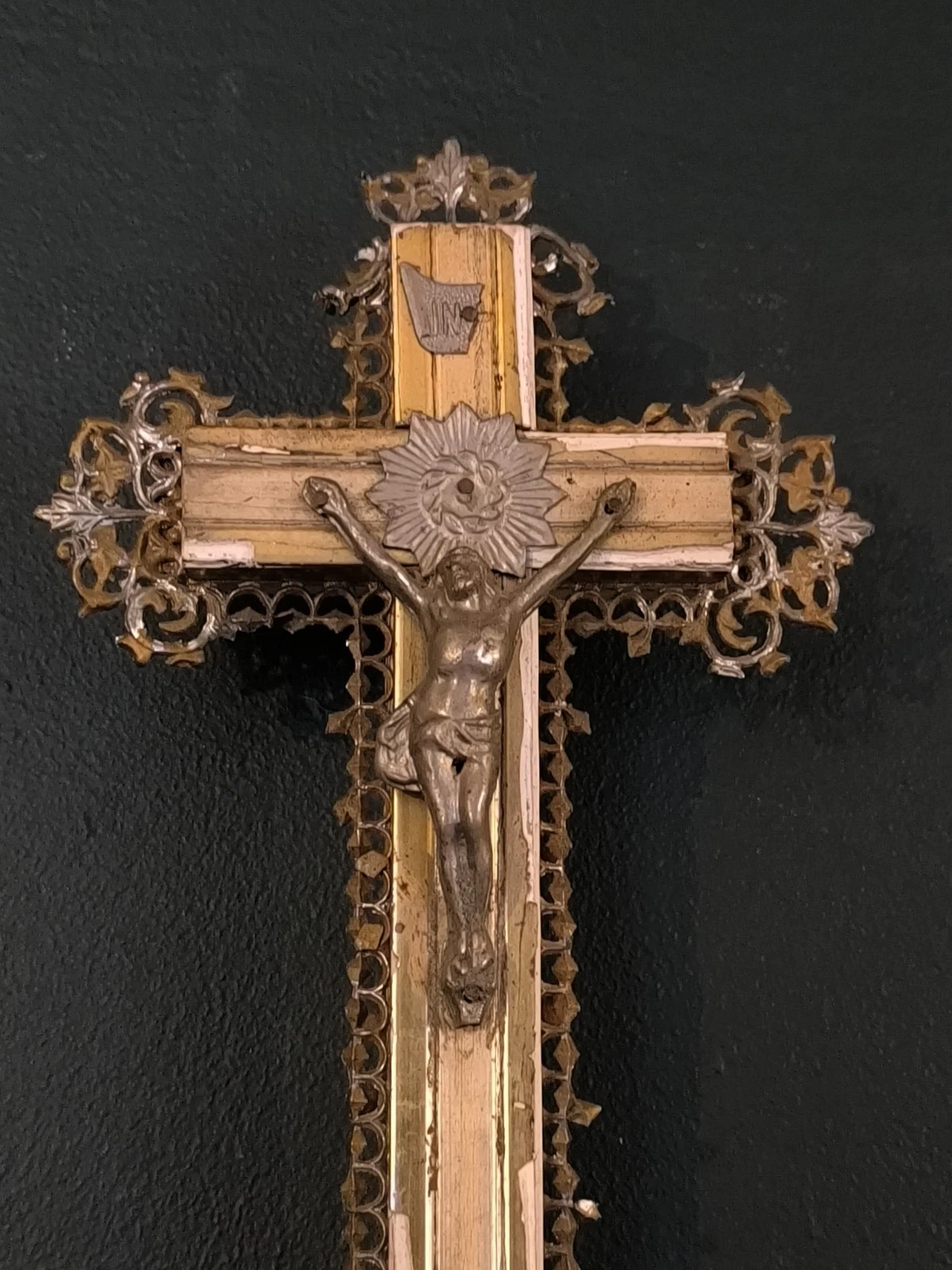 Ancien Crucifix d'Autel Bois doré et Étain - Image 2