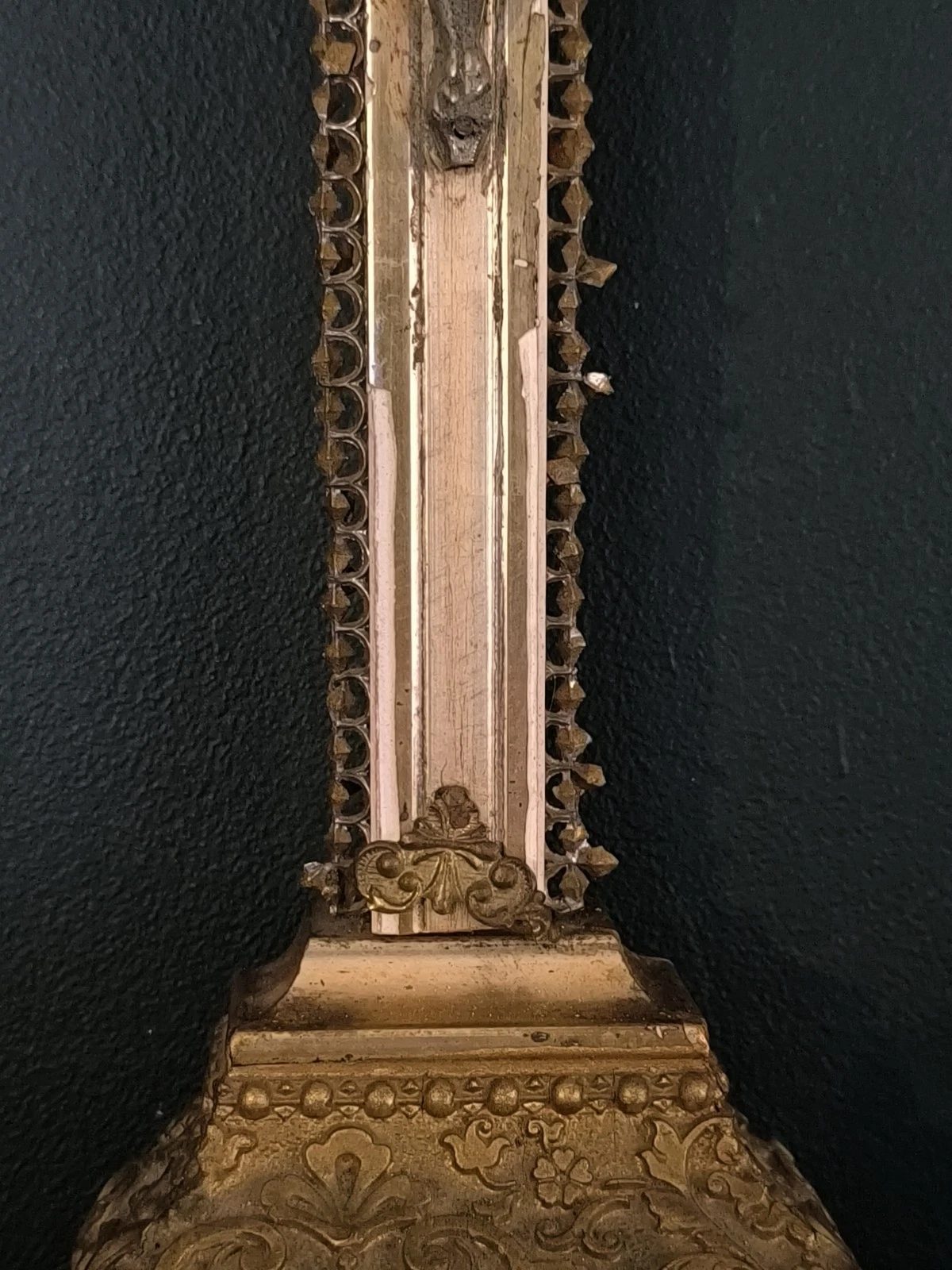 Ancien Crucifix d'Autel Bois doré et Étain - Image 3