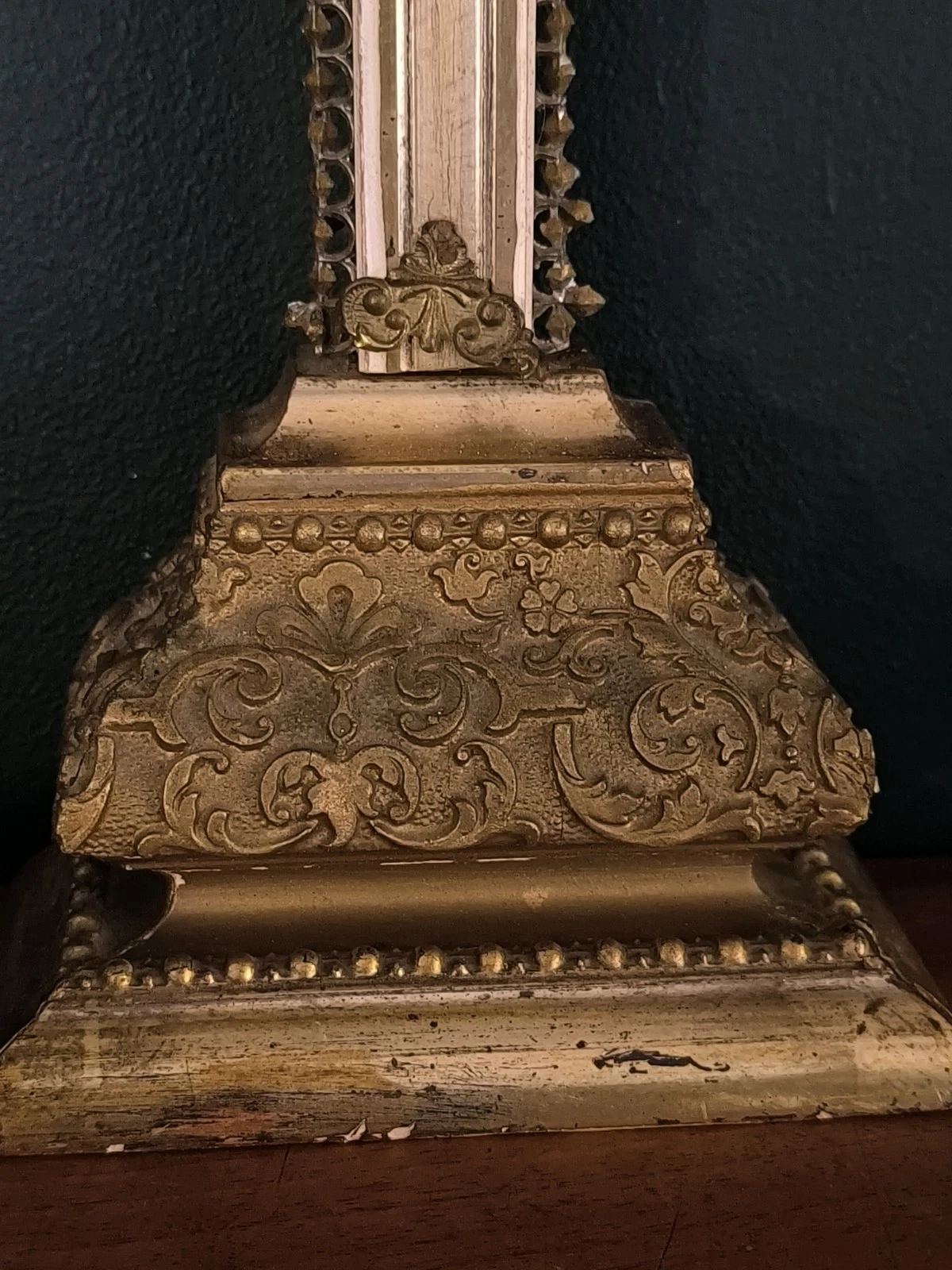 Ancien Crucifix d'Autel Bois doré et Étain - Image 4