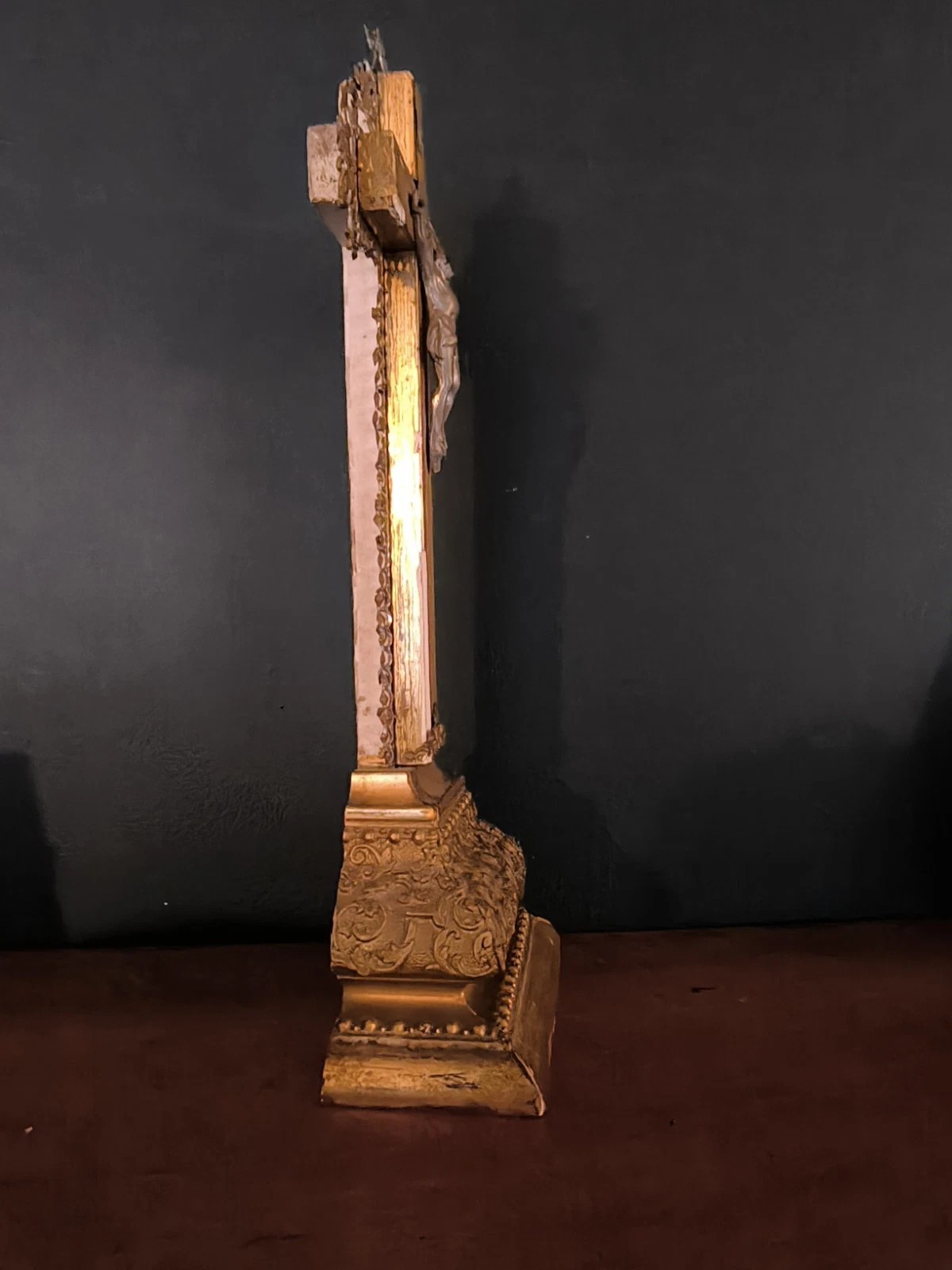 Ancien Crucifix d'Autel Bois doré et Étain - Image 5