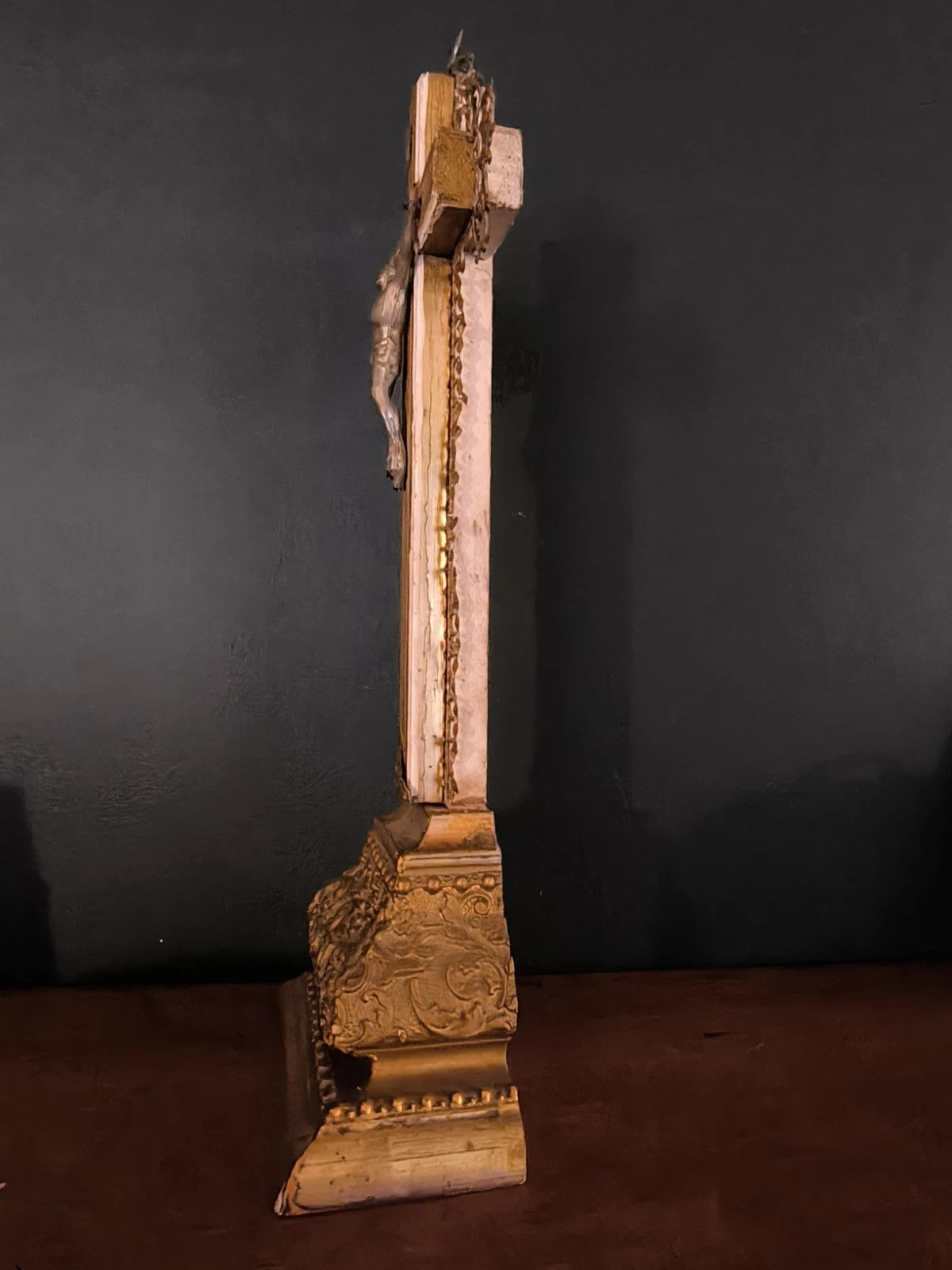 Ancien Crucifix d'Autel Bois doré et Étain - Image 6