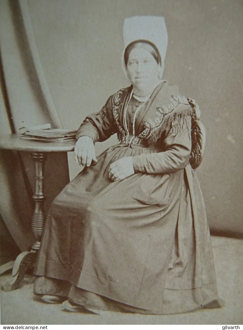 photo CDV Léopold Dubois à Poitiers - femme à la coiffe régionale circa 1870-75 - Image 1