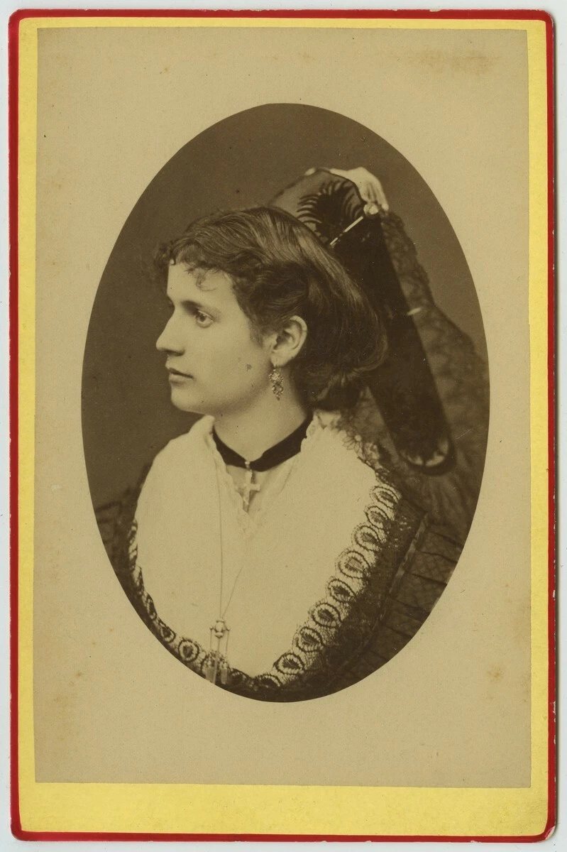 Cabinet circa 1880. Une arlésienne, avec sa coiffe traditionnelle.  | eBay - Image 1