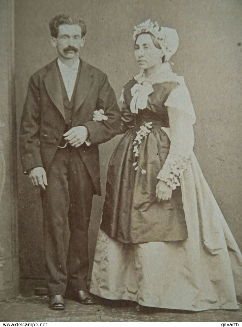 photo cabinet Constant Peigné à Nantes Couple de jeunes mariés costume régional - Image 1