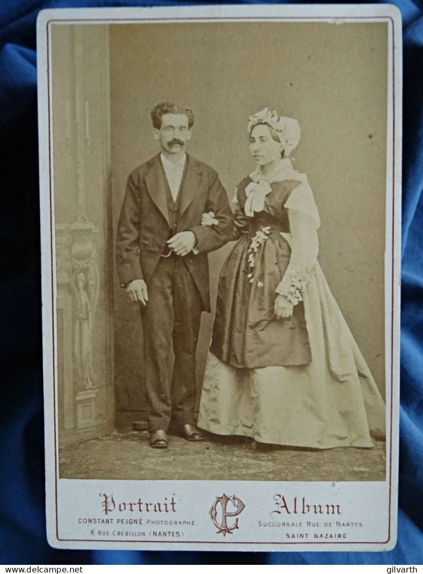 photo cabinet Constant Peigné à Nantes Couple de jeunes mariés costume régional - Image 2