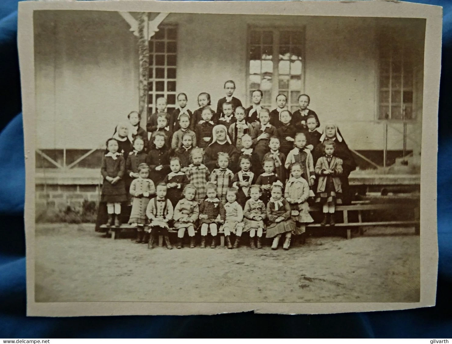 photo Cabinet anonyme - classe de petites filles avec religieuses, ca 1875-80 - Image 1