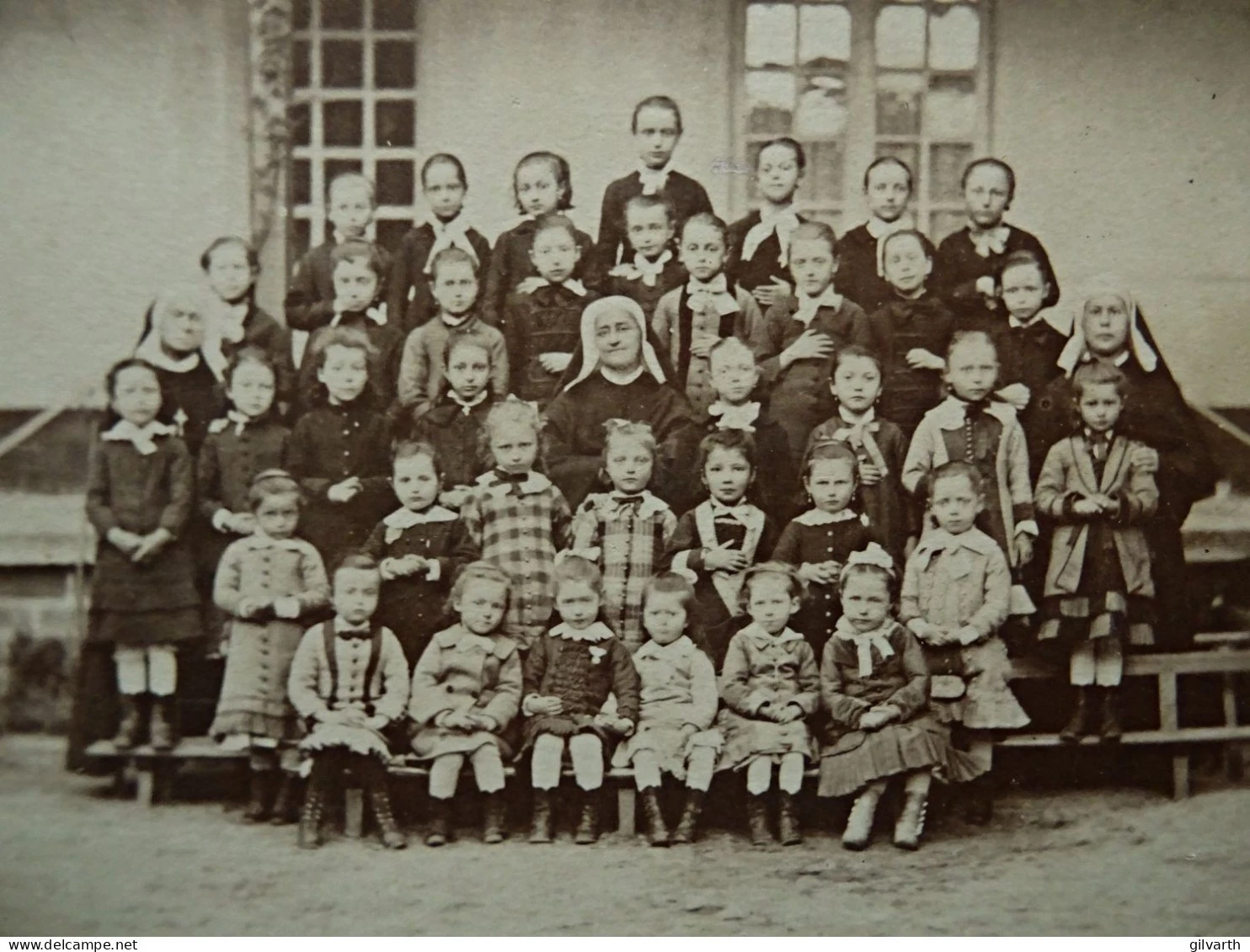 photo Cabinet anonyme - classe de petites filles avec religieuses, ca 1875-80 - Image 2
