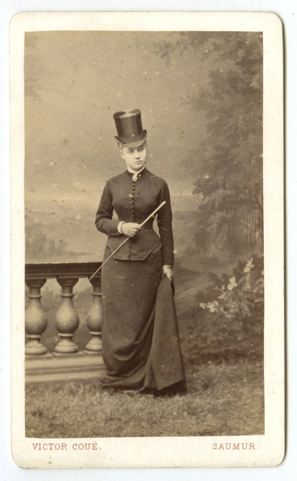 CDV circa 1880 Victor Coué à Saumur. Marie Mayaud, comtesse du Dresnay. Ecuyère. - Image 1