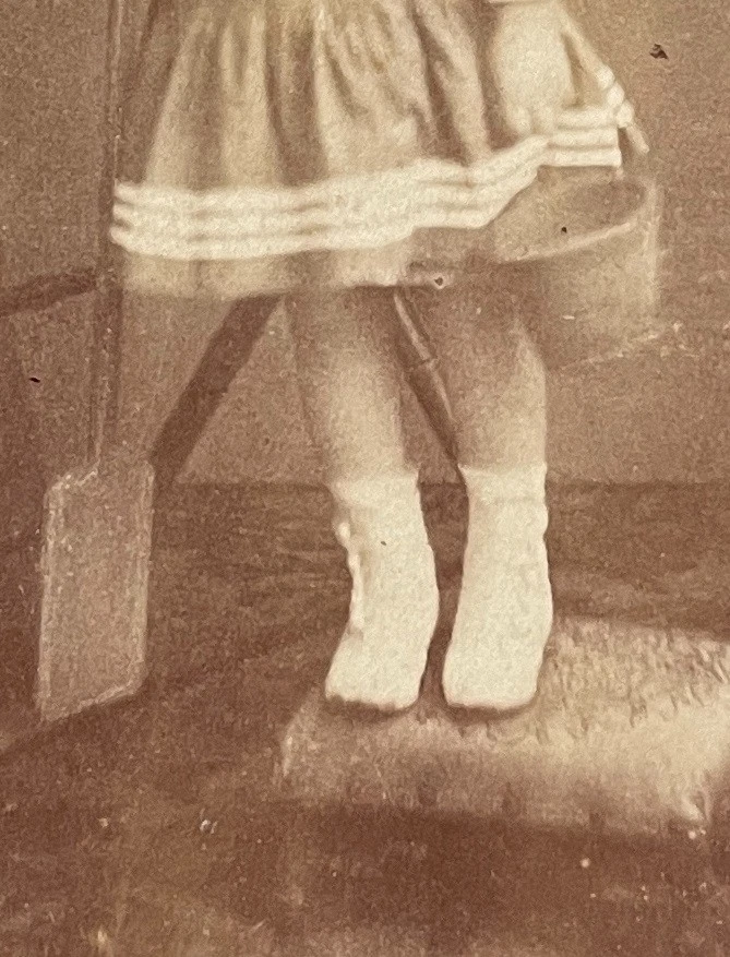 Photo Cabinet 1885 DISDERI BUISSON Jolie fillette sa pelle et son panier B395 - Image 3