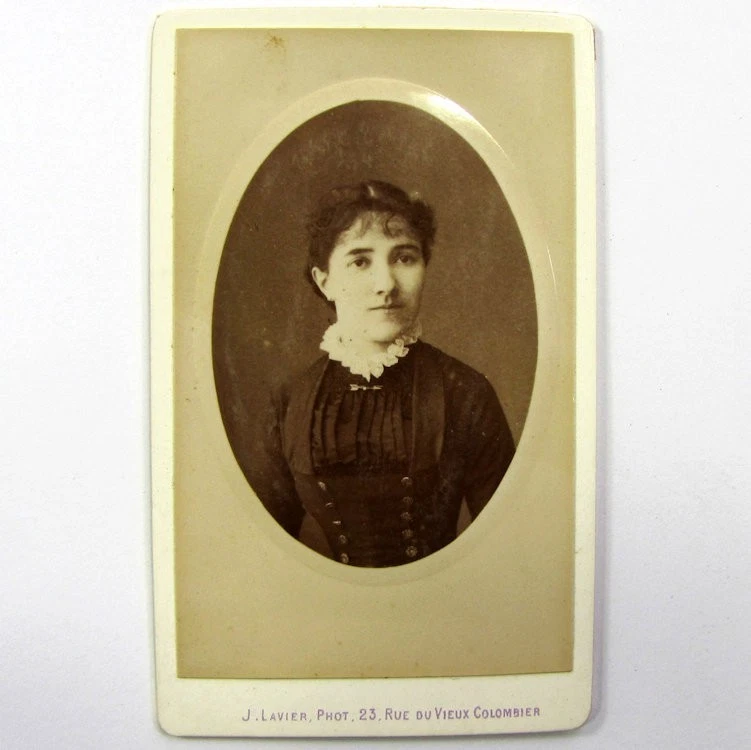 CDV Femme robe c1880 photographie de la Croix Rouge Jules Lavier Paris - Image 1