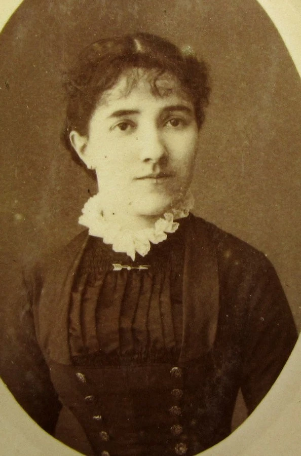 CDV Femme robe c1880 photographie de la Croix Rouge Jules Lavier Paris - Image 3