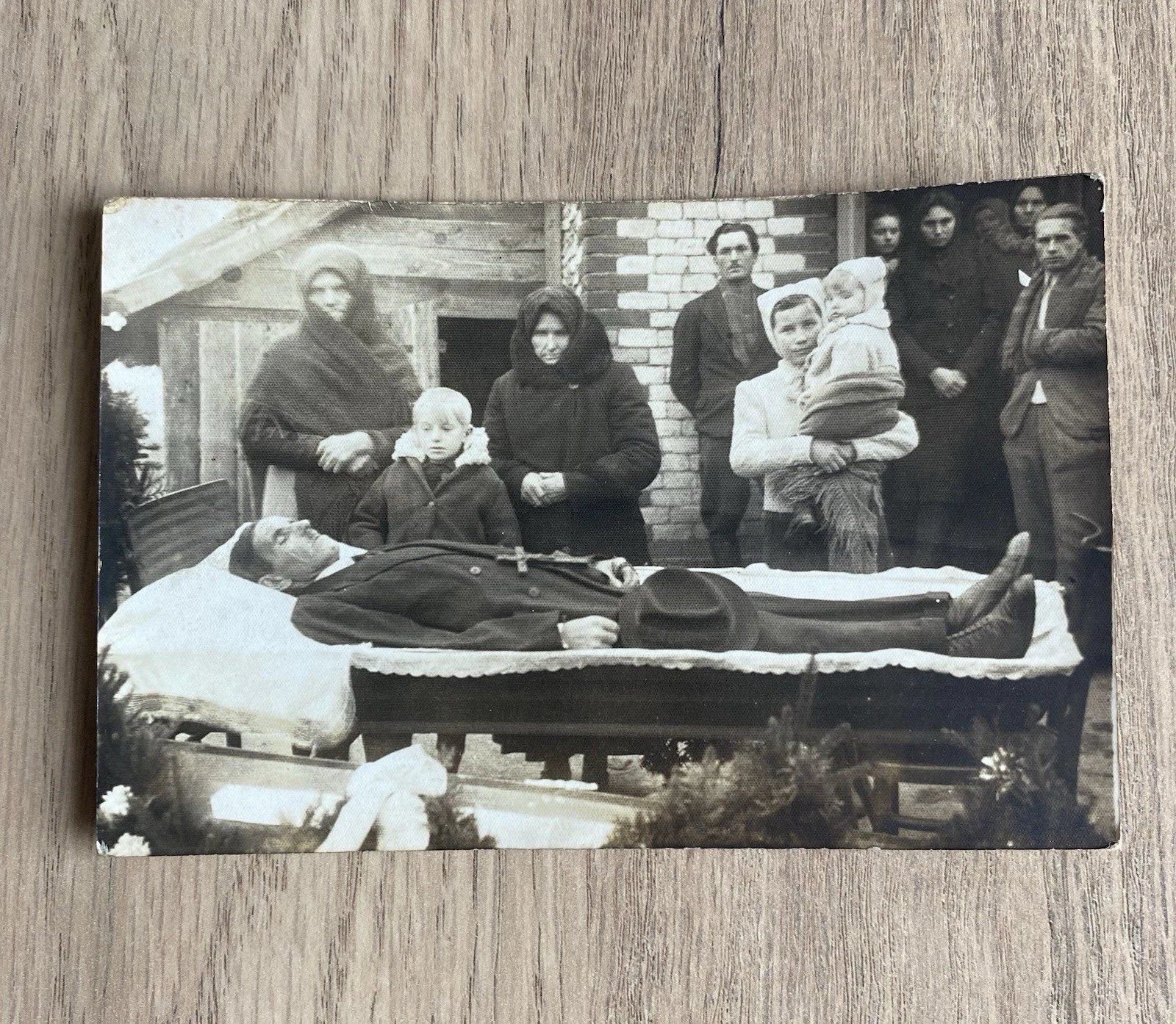 Carte photo ancienne post mortem mort cercueil cabinet de curiosité dead man - Image 1