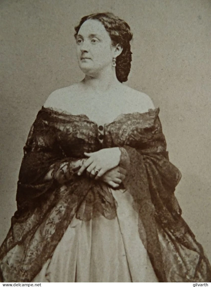 photo CDV Cremière, Paris Femme élégante épaules dénudées Châle en dentelle 1865 - Image 1