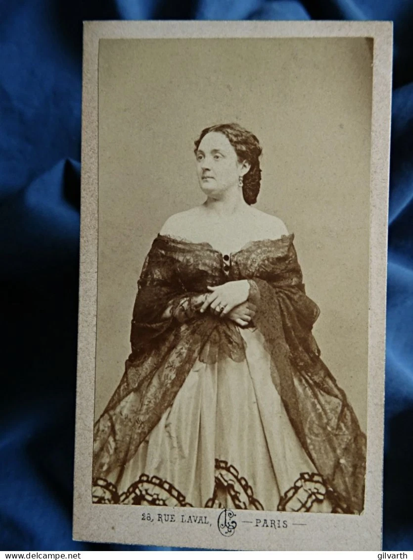 photo CDV Cremière, Paris Femme élégante épaules dénudées Châle en dentelle 1865 - Image 2