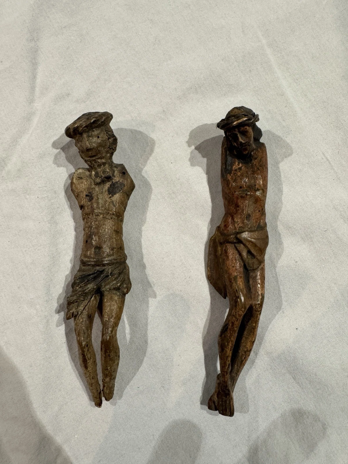 Lot de 2 Christ anciens en bois sculpté – éléments de crucifix - Image 1