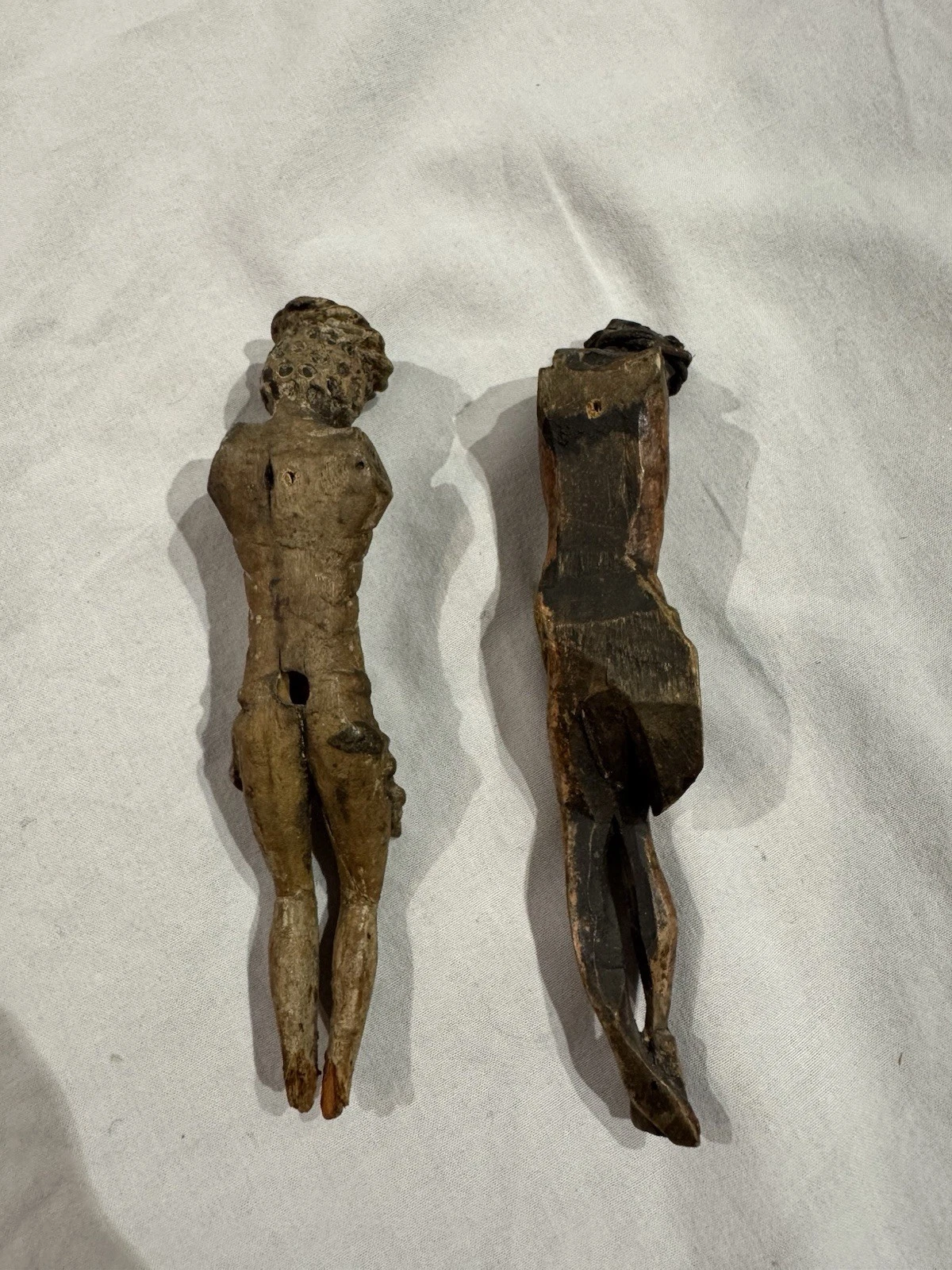 Lot de 2 Christ anciens en bois sculpté – éléments de crucifix - Image 2