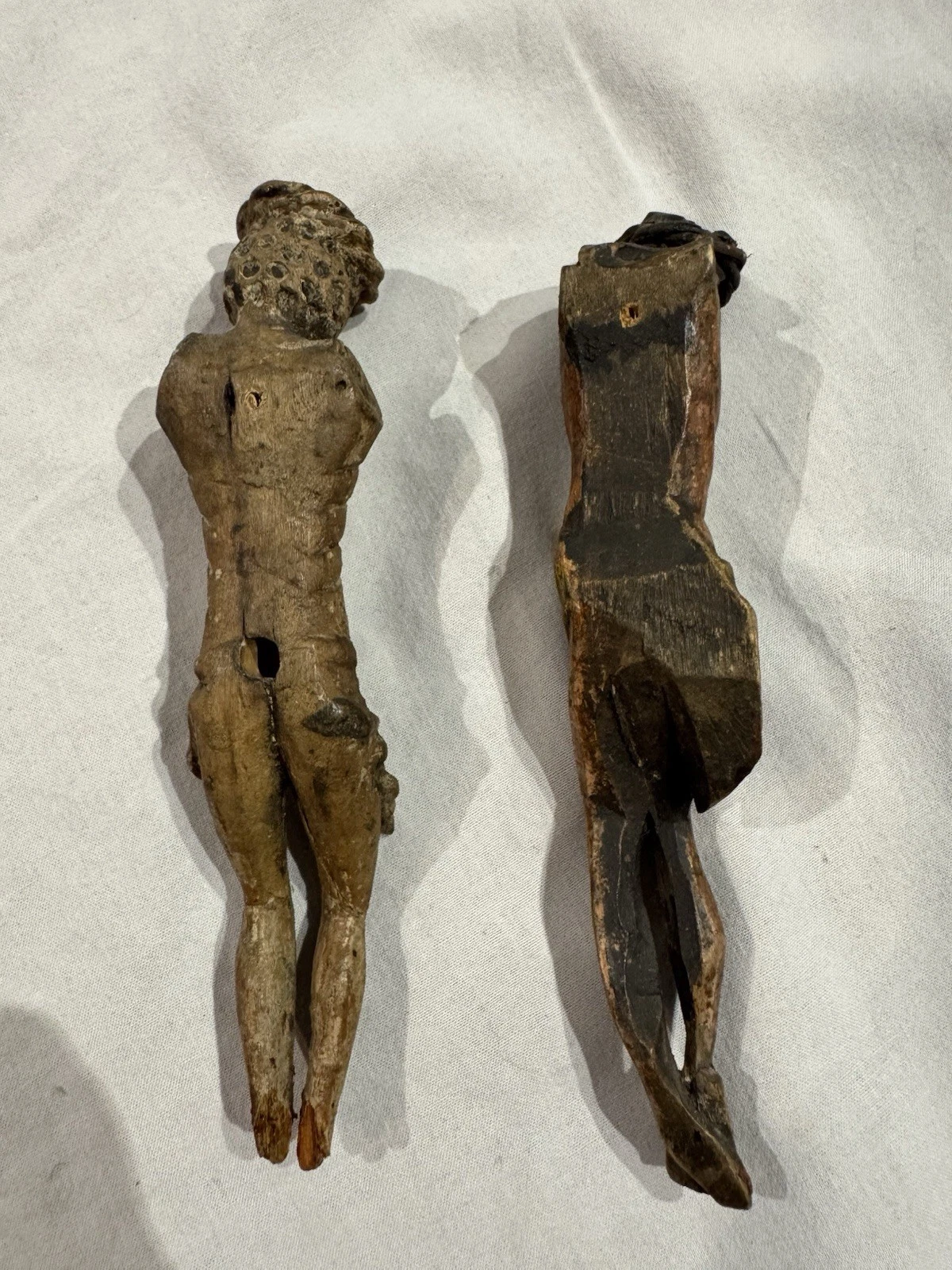 Lot de 2 Christ anciens en bois sculpté – éléments de crucifix - Image 3